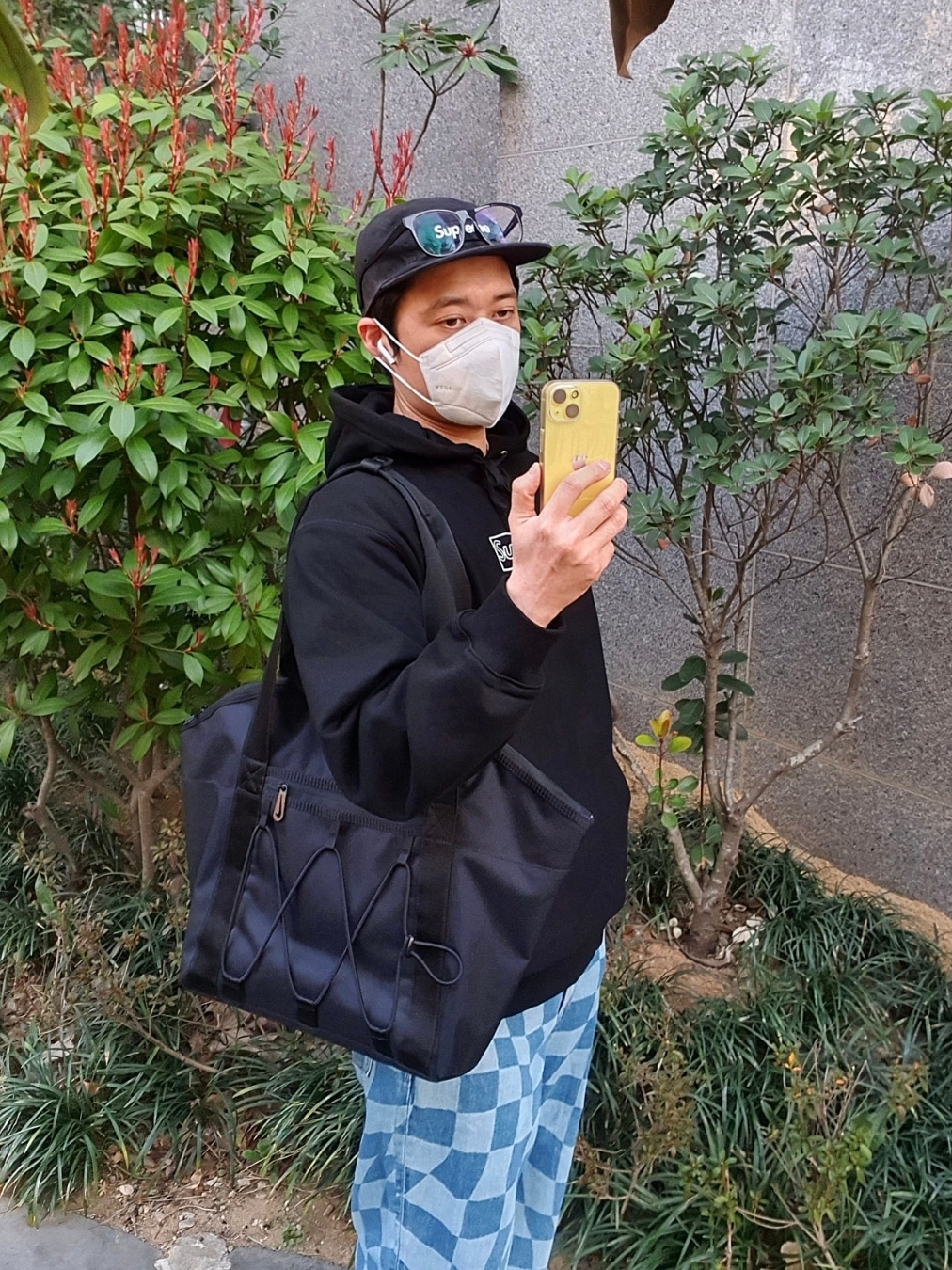 Apple iPhone 14 128GB Yellow (Korean Ver.), Supreme Military Camp Cap Black - 22SS 착용 스타일