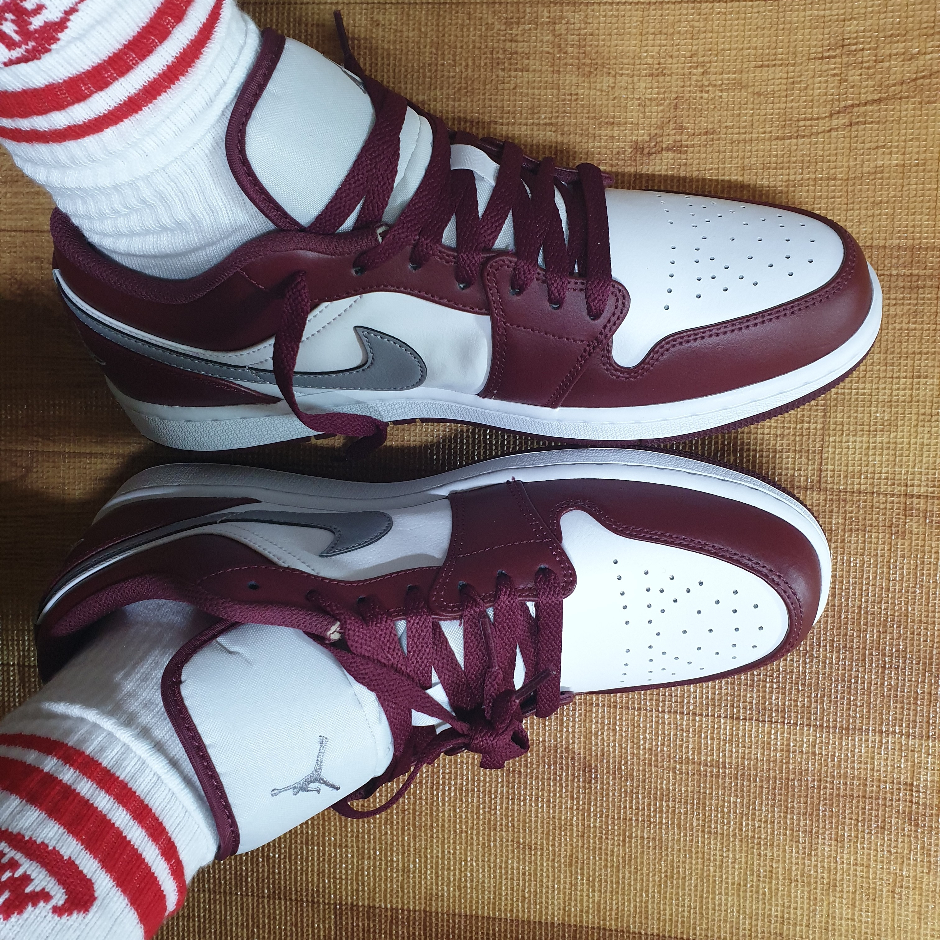 Jordan 1 Low Cherrywood Red 착용 스타일 - 1