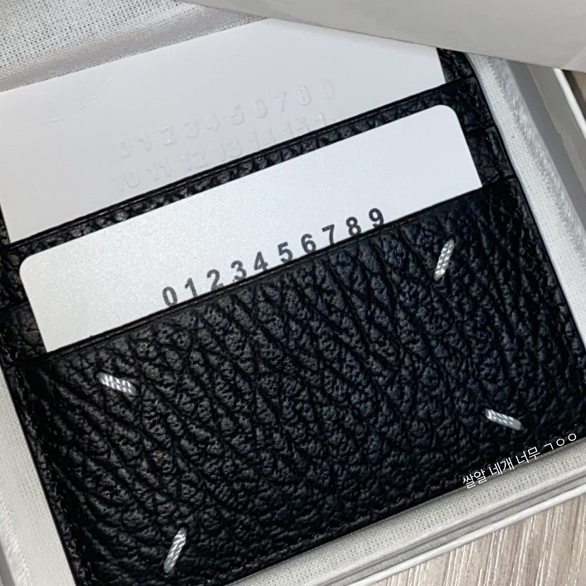Maison Margiela Stitch Card Holder Black 착용 스타일