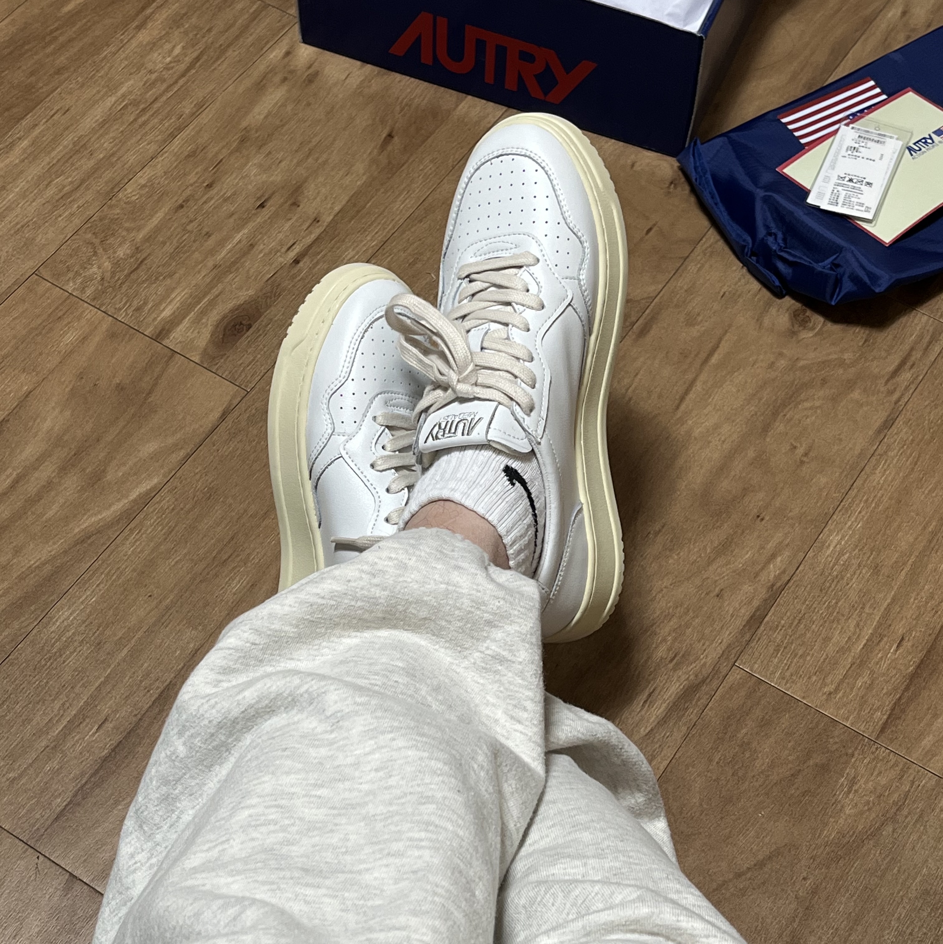 Autry Medalist Low Leather Sneakers White 착용 스타일