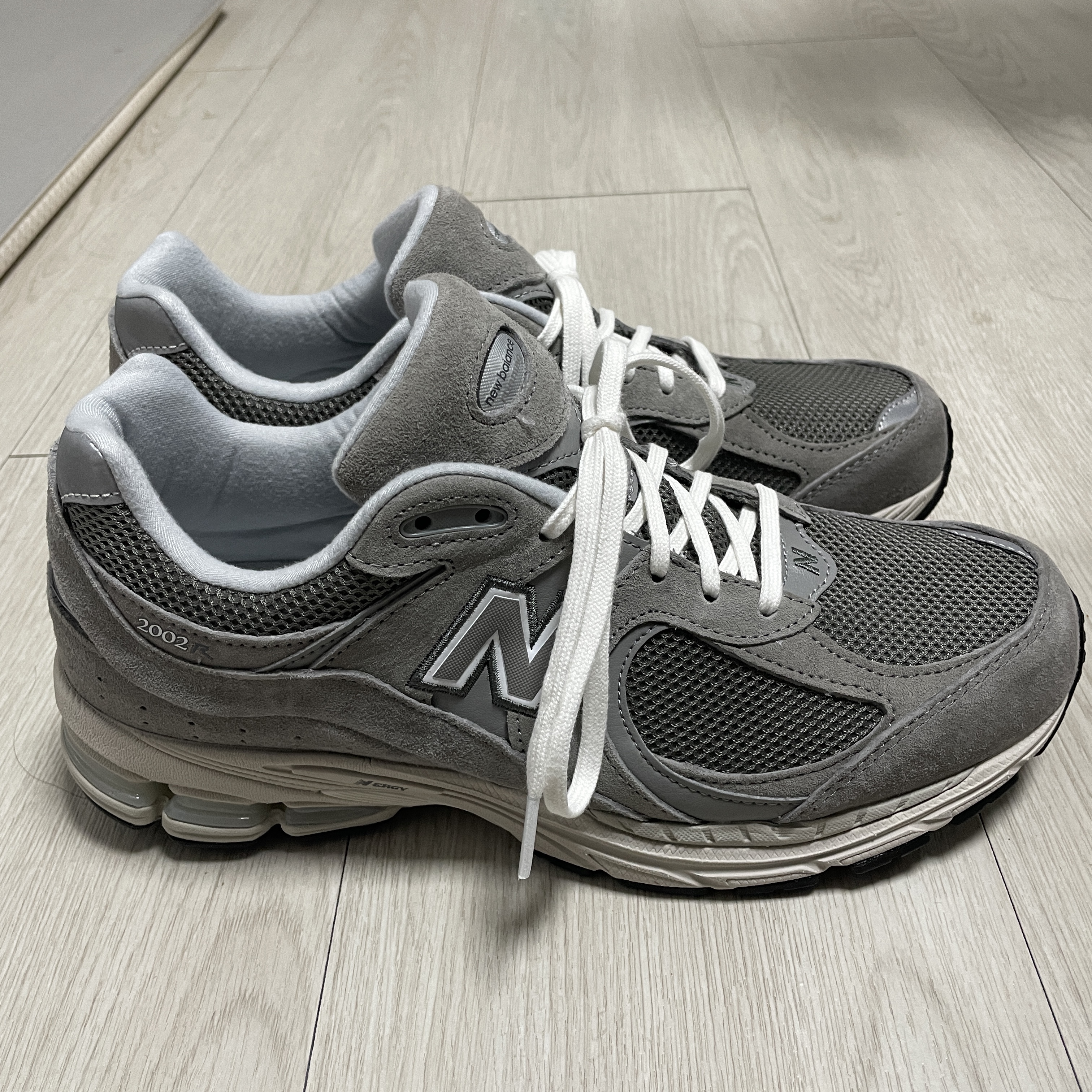New Balance 2002R Grey 착용 스타일 - 4