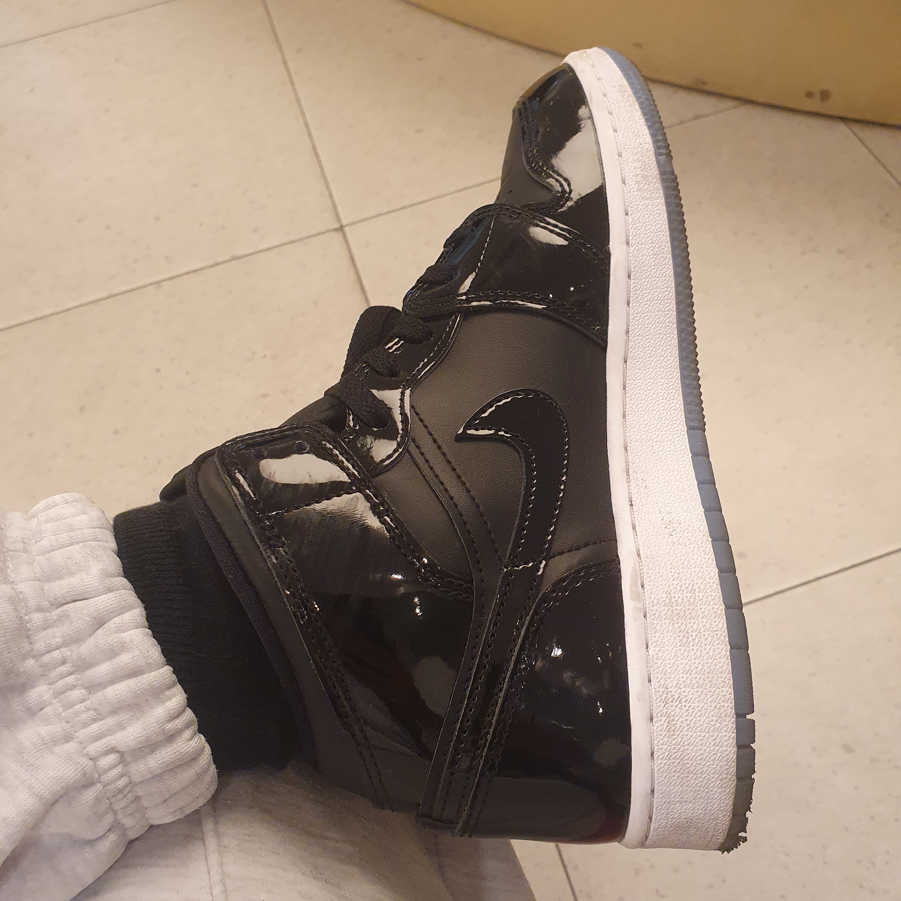 Jordan 1 Mid SE Black Dark Concord, Jordan 1 Mid Black Fire Red 착용 스타일 - 1