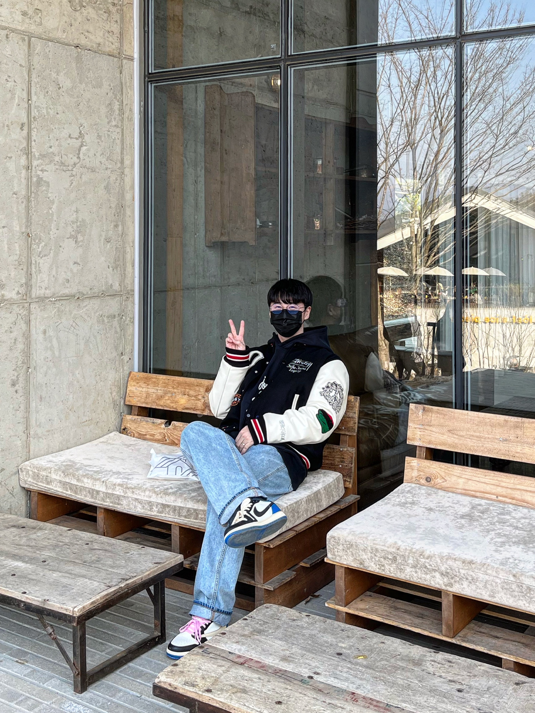 Stussy x Our Legacy x Denim Tears TTL Varsity Jacket Black, Jordan 1 x Travis Scott x Fragment Retro Low OG SP Military Blue 착용 스타일