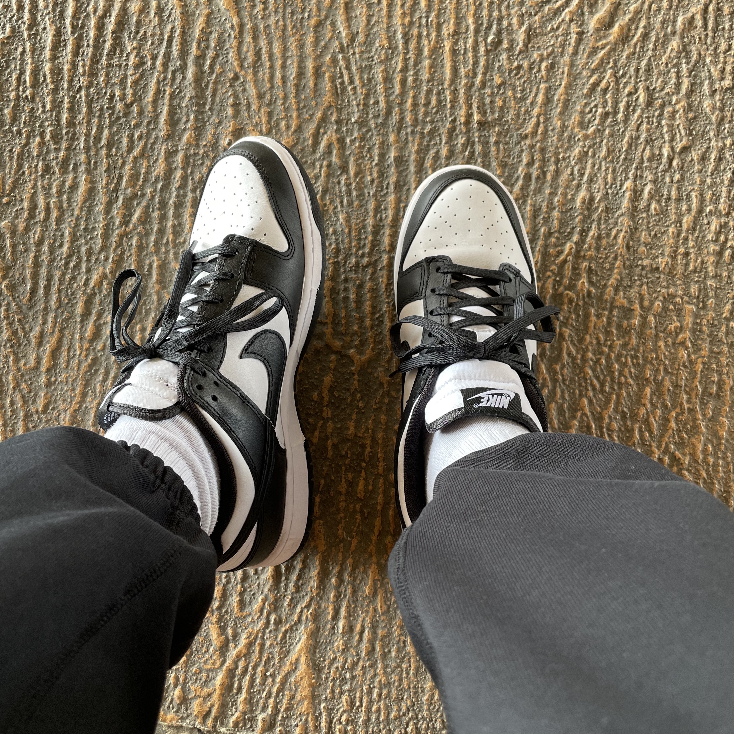 Nike Dunk Low Retro Black, New Balance 530 White 착용 스타일 - 1
