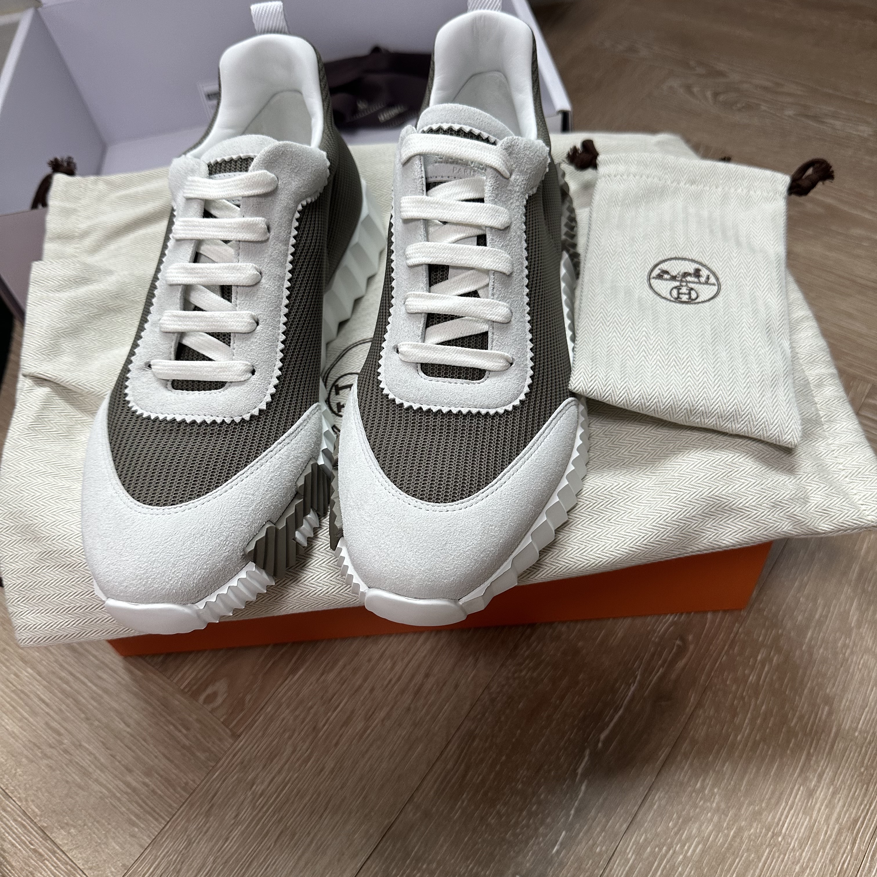 Hermes Bouncing Sneakers Mesh Suede Goatskin & Beige Blanc 착용 스타일