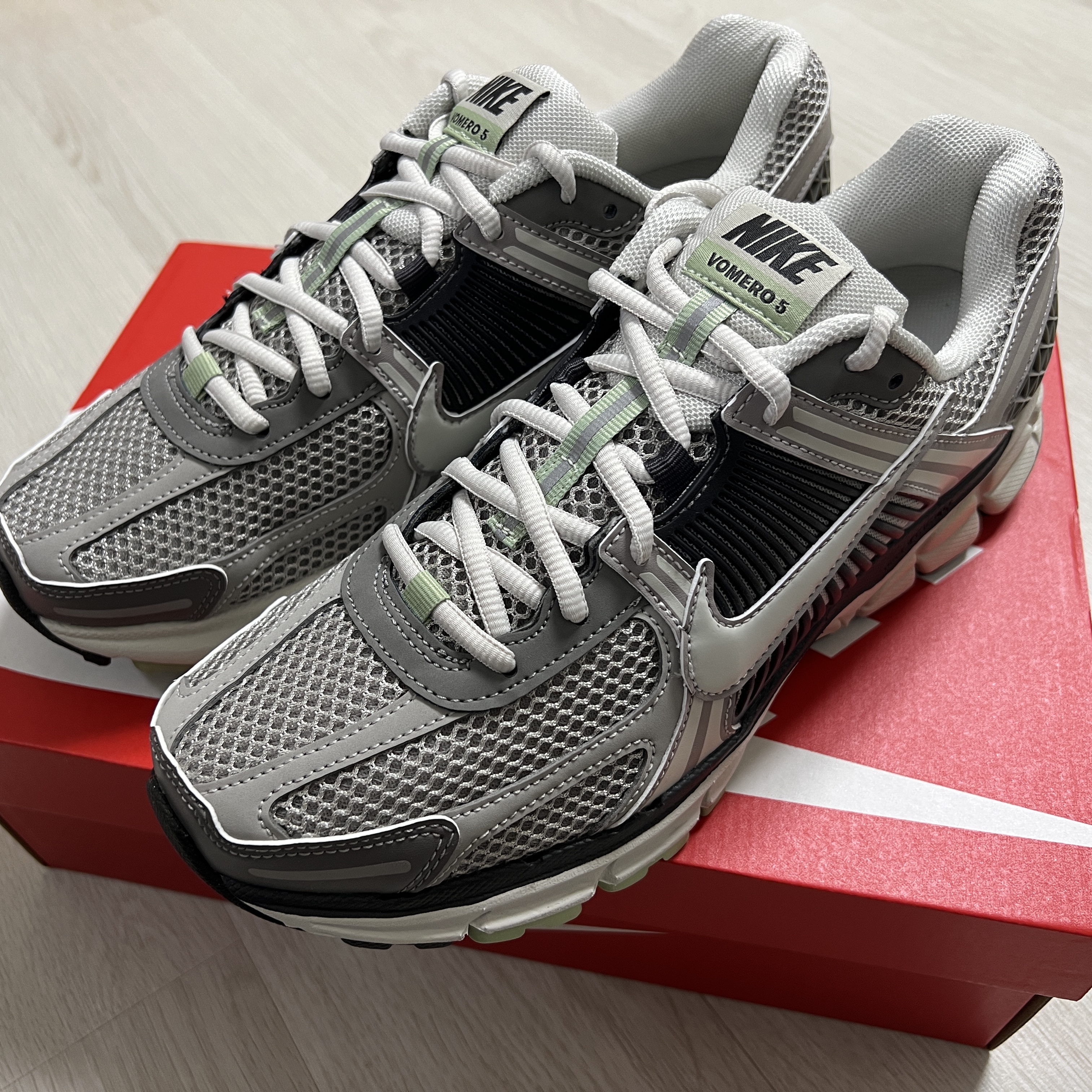 (W) Nike Zoom Vomero 5 Cobblestone and Flat Pewter 착용 스타일