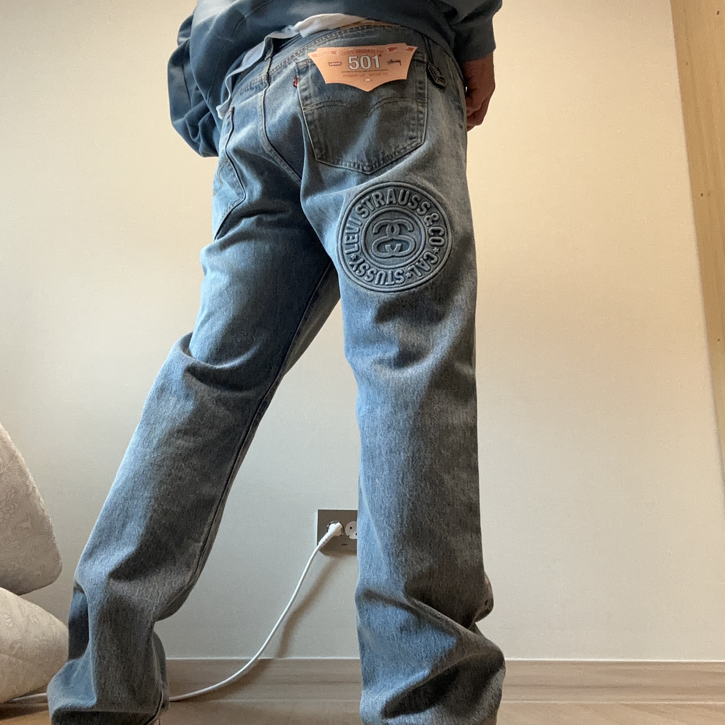 Stussy x Levi's Embossed 501 Jean Indigo, IAB Studio Crewneck Sky Blue 착용 스타일 - 1