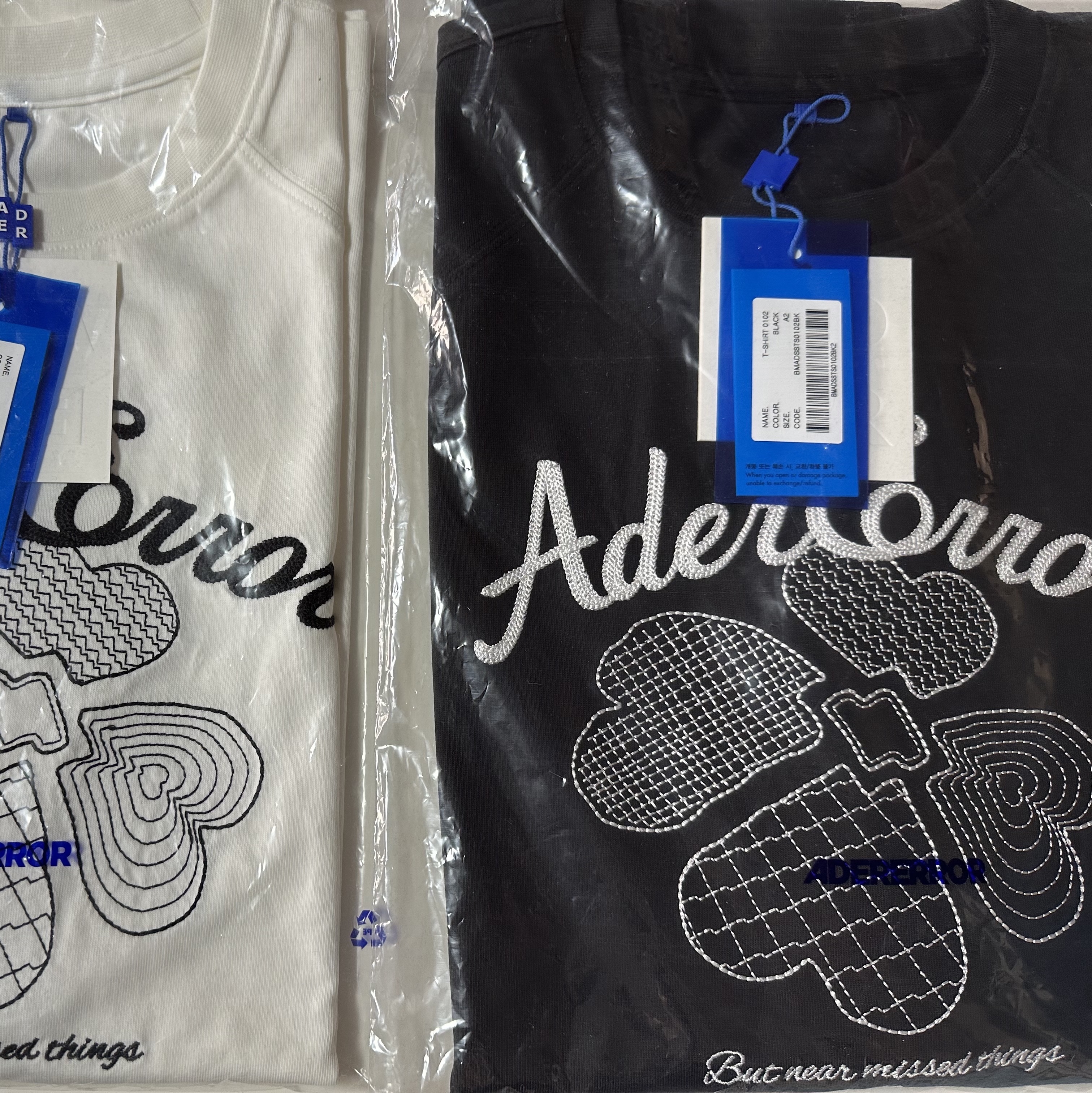 Ader Error Tever Logo T-Shirt White, Ader Error Tever Logo T-Shirt Noir 착용 스타일 - 1