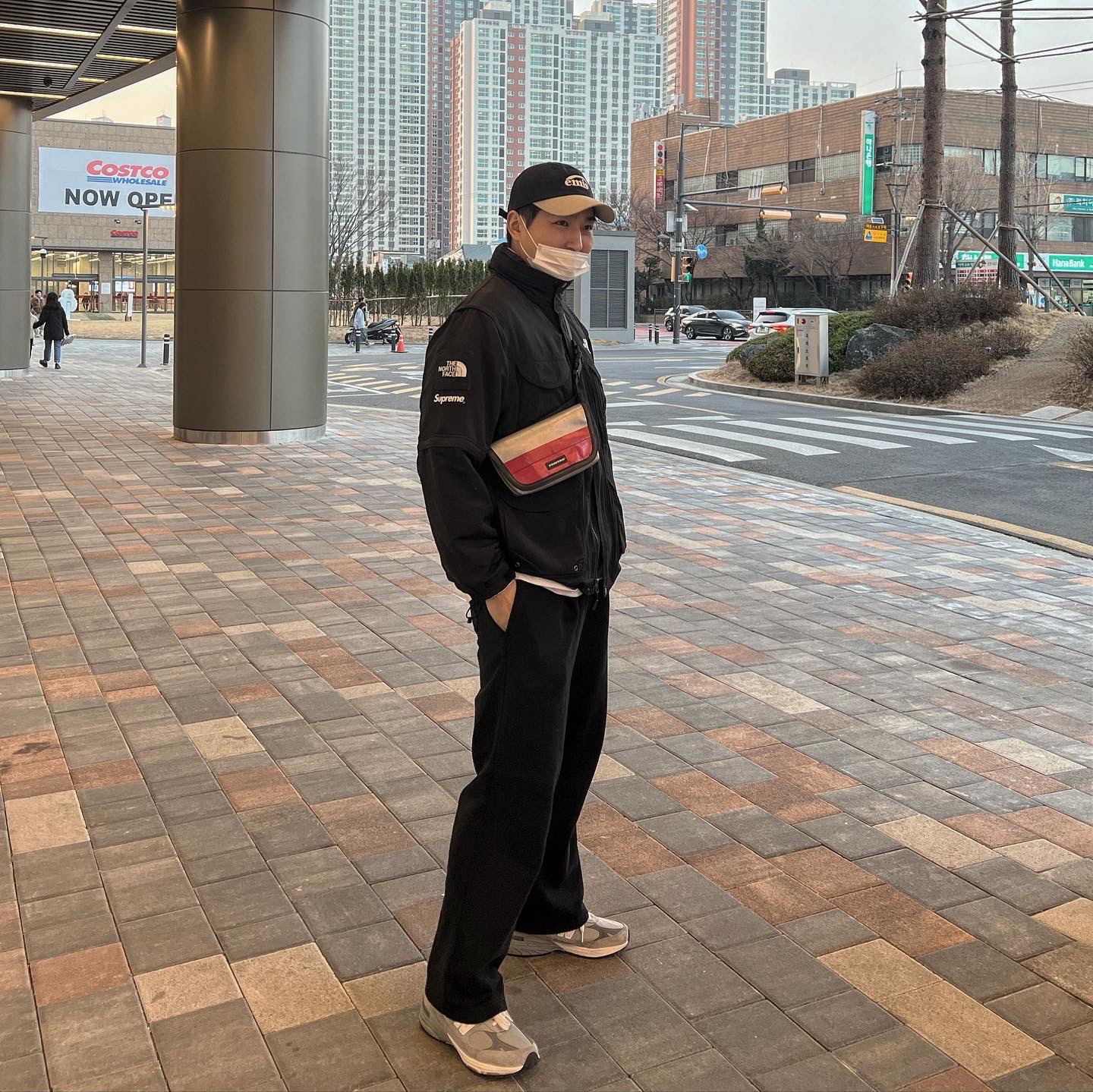 Supreme x The North Face Trekking Convertible Jacket Black - 22SS, New Balance 993 Made in USA Grey - D Standard 착용 스타일