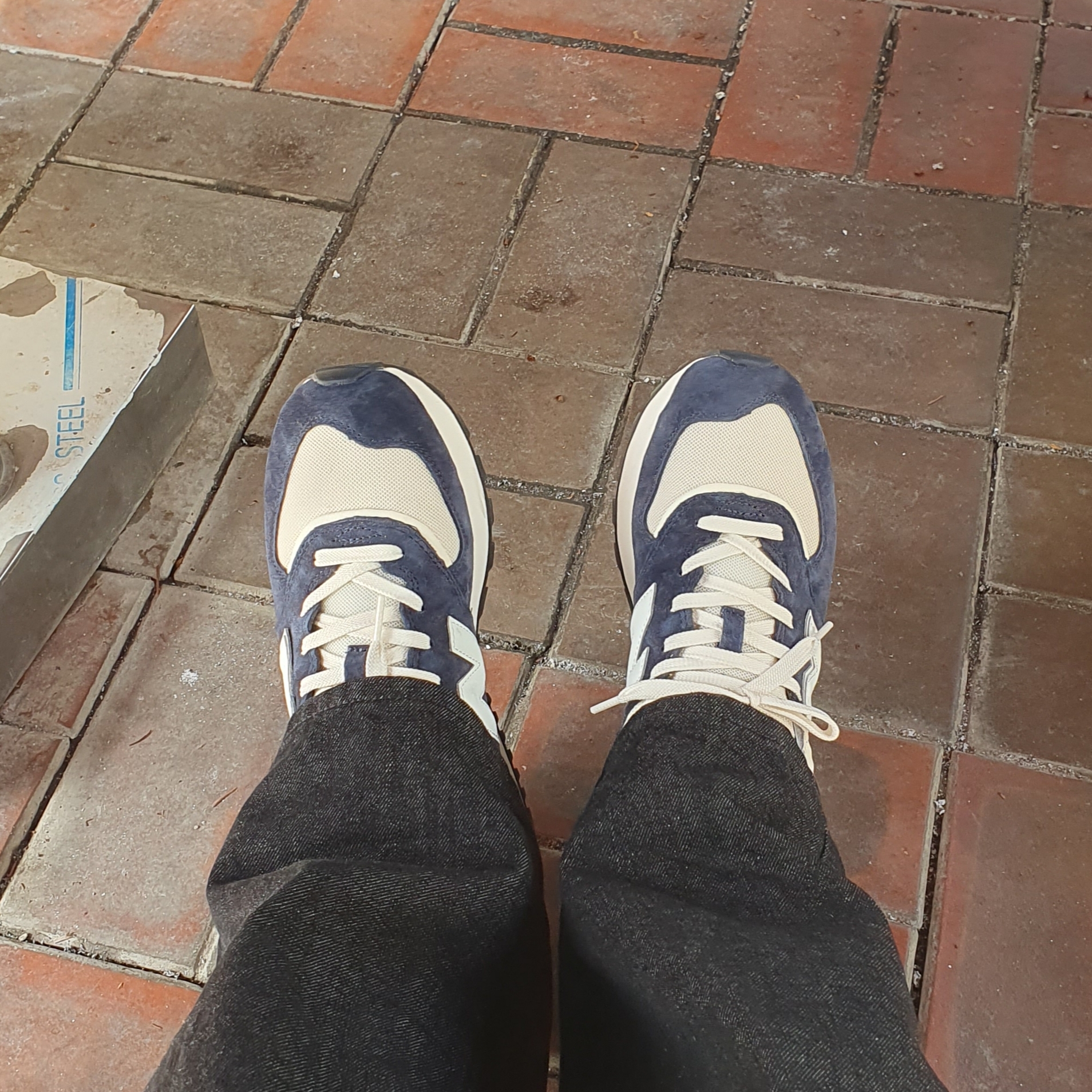 New Balance 574 Legacy Navy Blue 착용 스타일