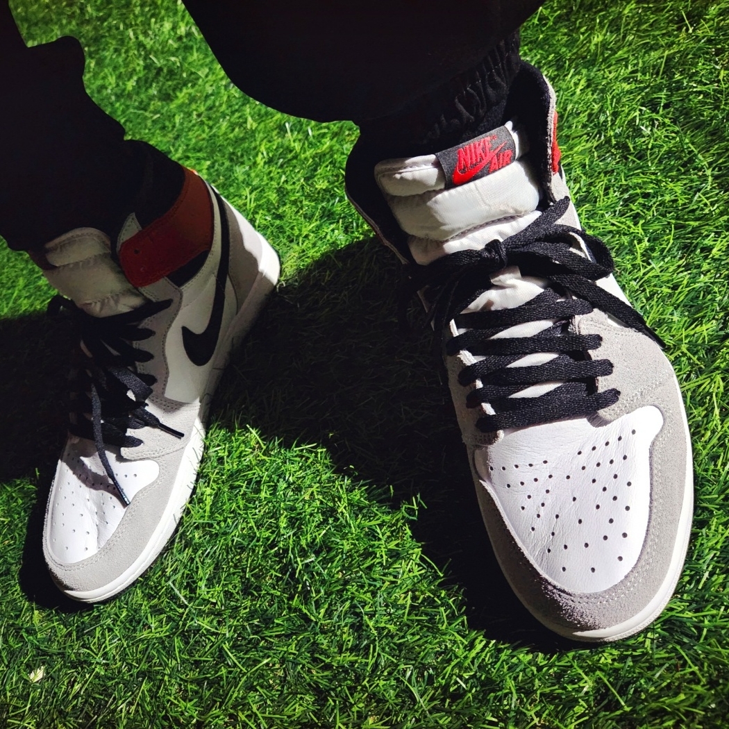 Jordan 1 Retro High OG Light Smoke Grey 착용 스타일 - 4