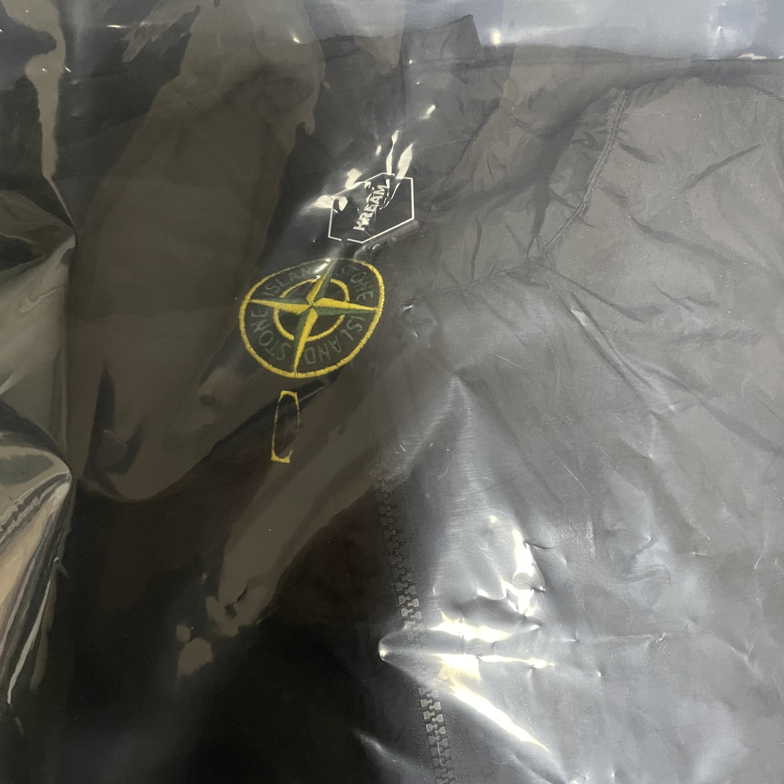 Stone Island 40522 Crinkle Reps Nylon Garment Dyed Hooded Jacket Black - 23SS 착용 스타일
