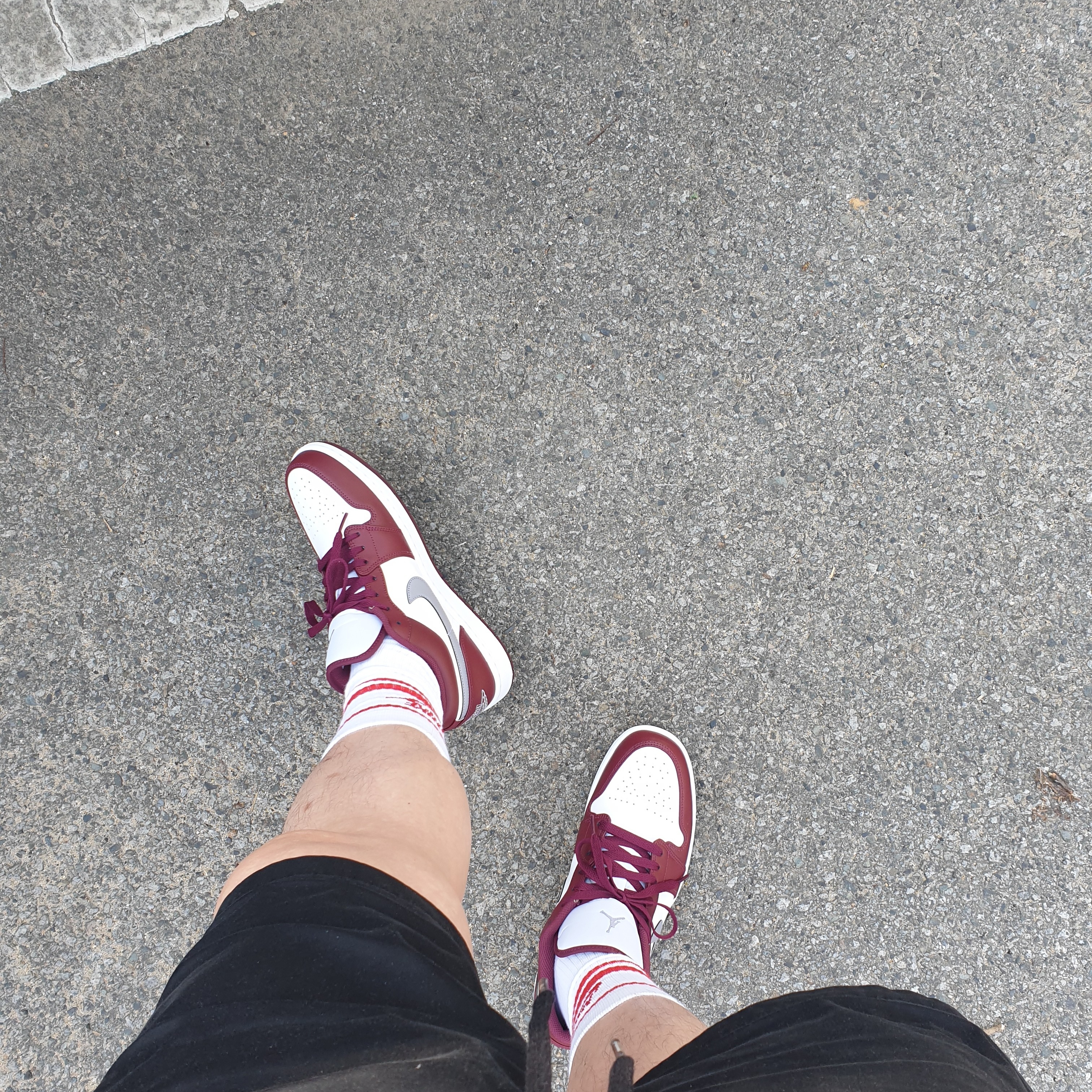 Jordan 1 Low Cherrywood Red 착용 스타일 - 3