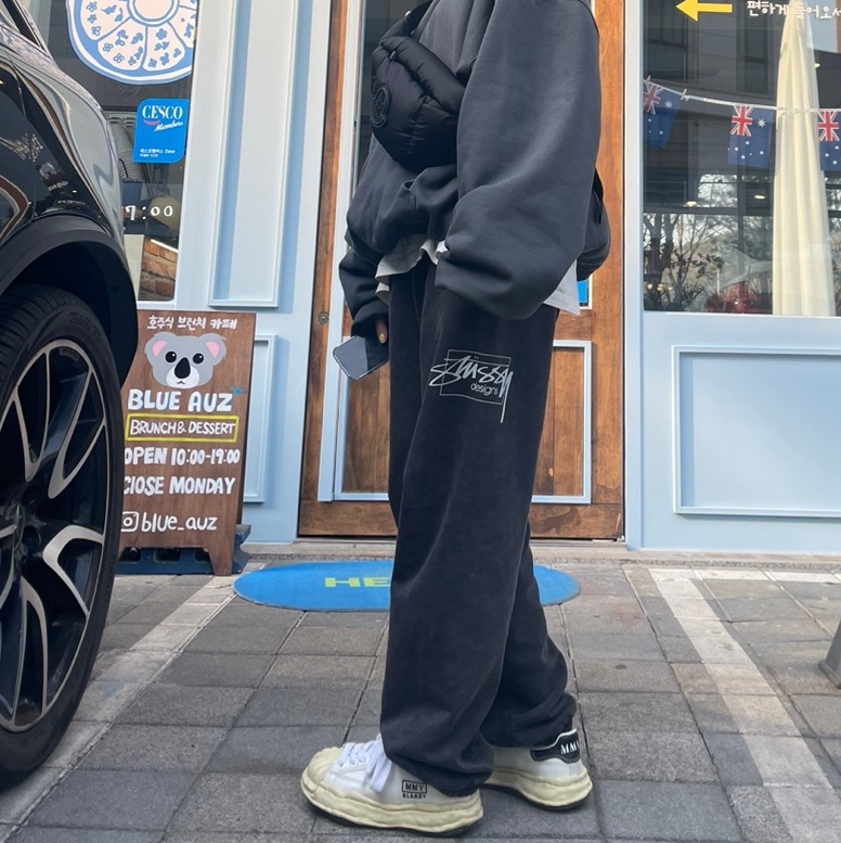 Stussy Dyed Stussy Designs Pants Black, Maison Mihara Yasuhiro Blakey VL OG Sole Canvas Low-top Sneakers White 착용 스타일 - 1