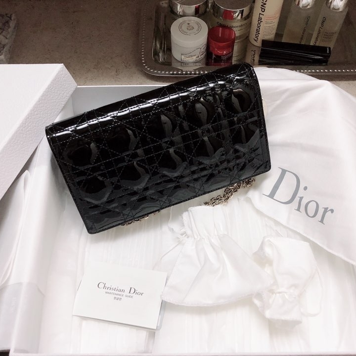 Dior Lady Pouch Patent Cannage Calfskin Black 착용 스타일 - 2
