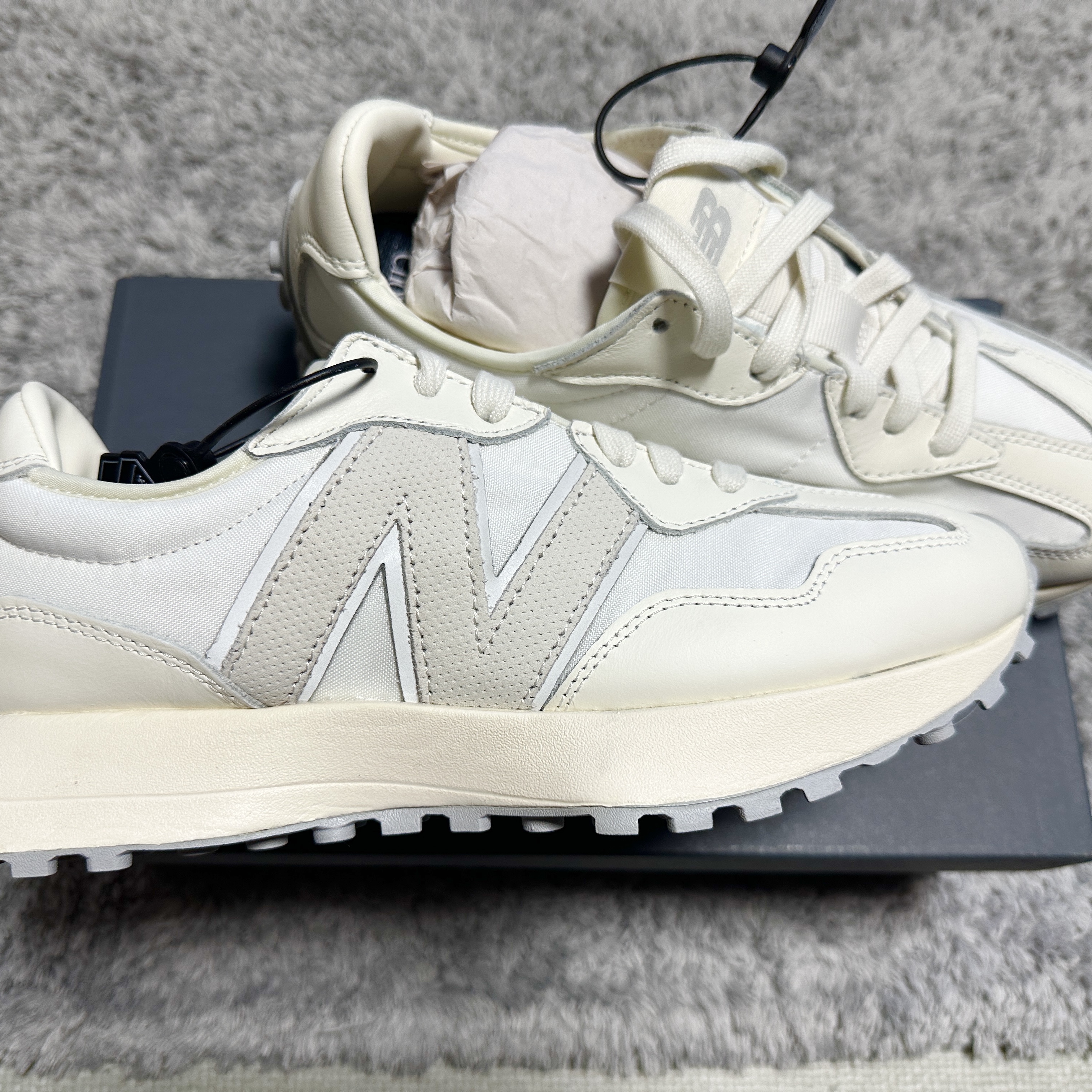 New Balance 327 Shifted White Pack 착용 스타일