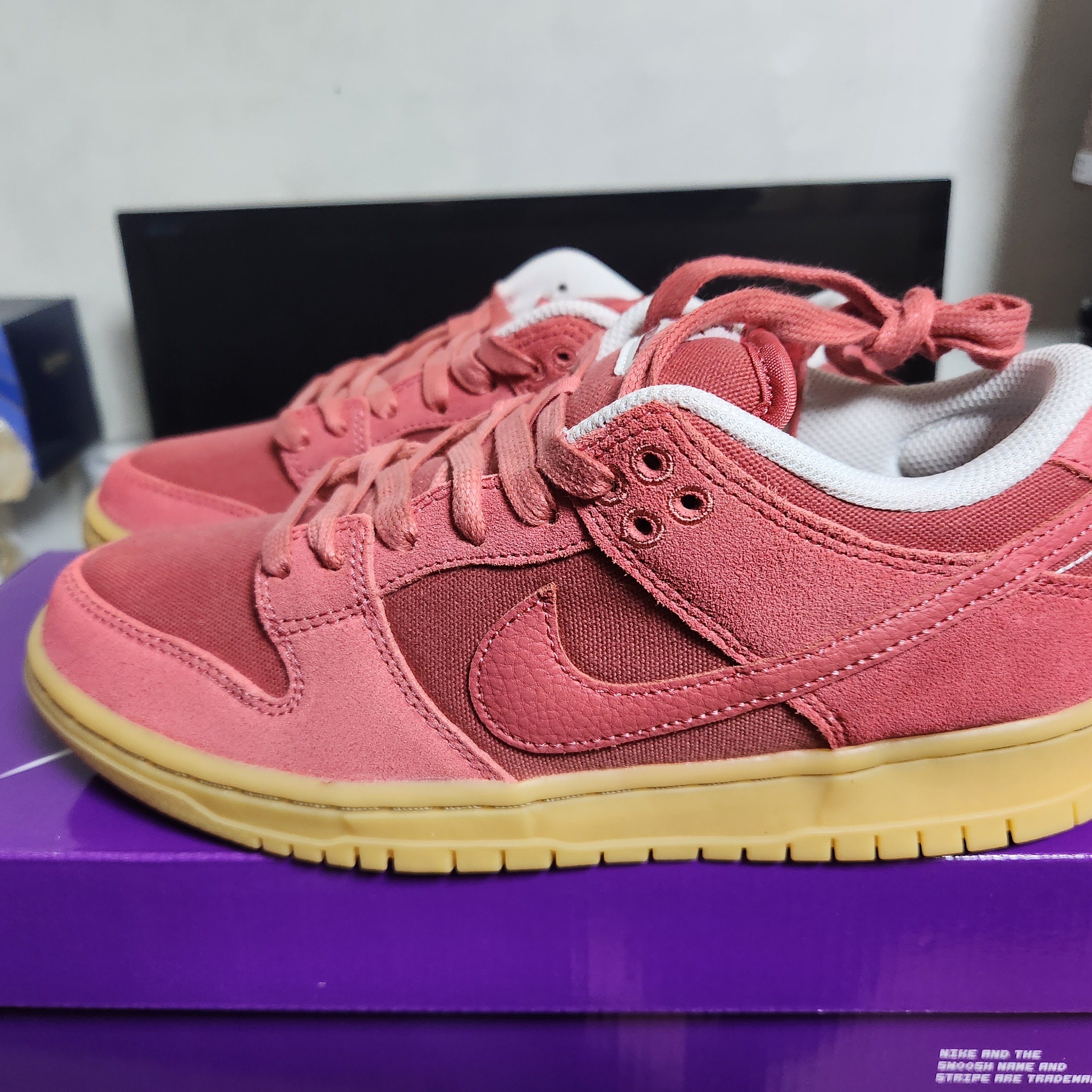 Nike SB Dunk Low Adobe 착용 스타일 - 1