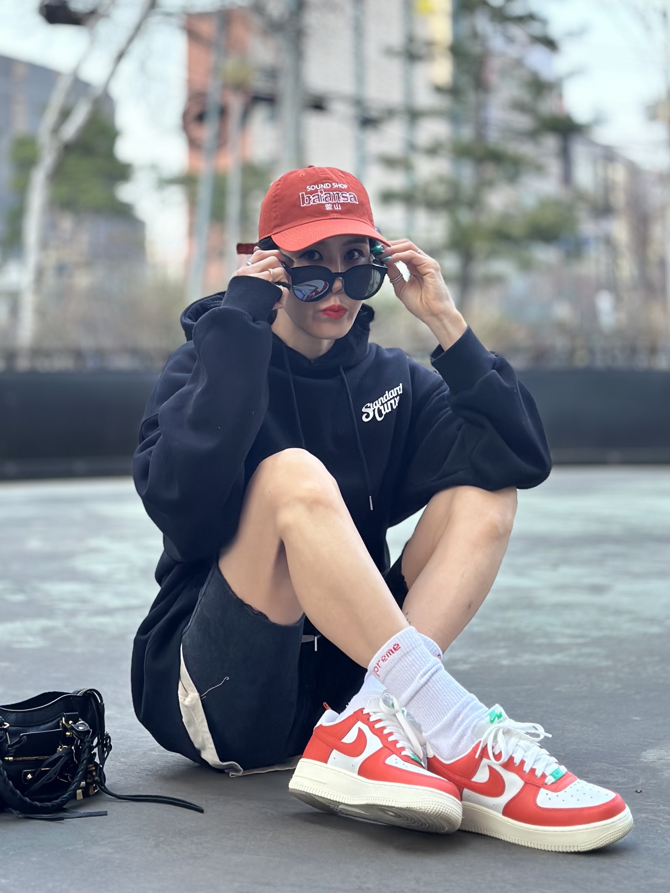 Nike Air Force 1 '07 LV8 Pojangmacha, Supreme Hanes Crew Socks White (4 Pack) 착용 스타일 - 4