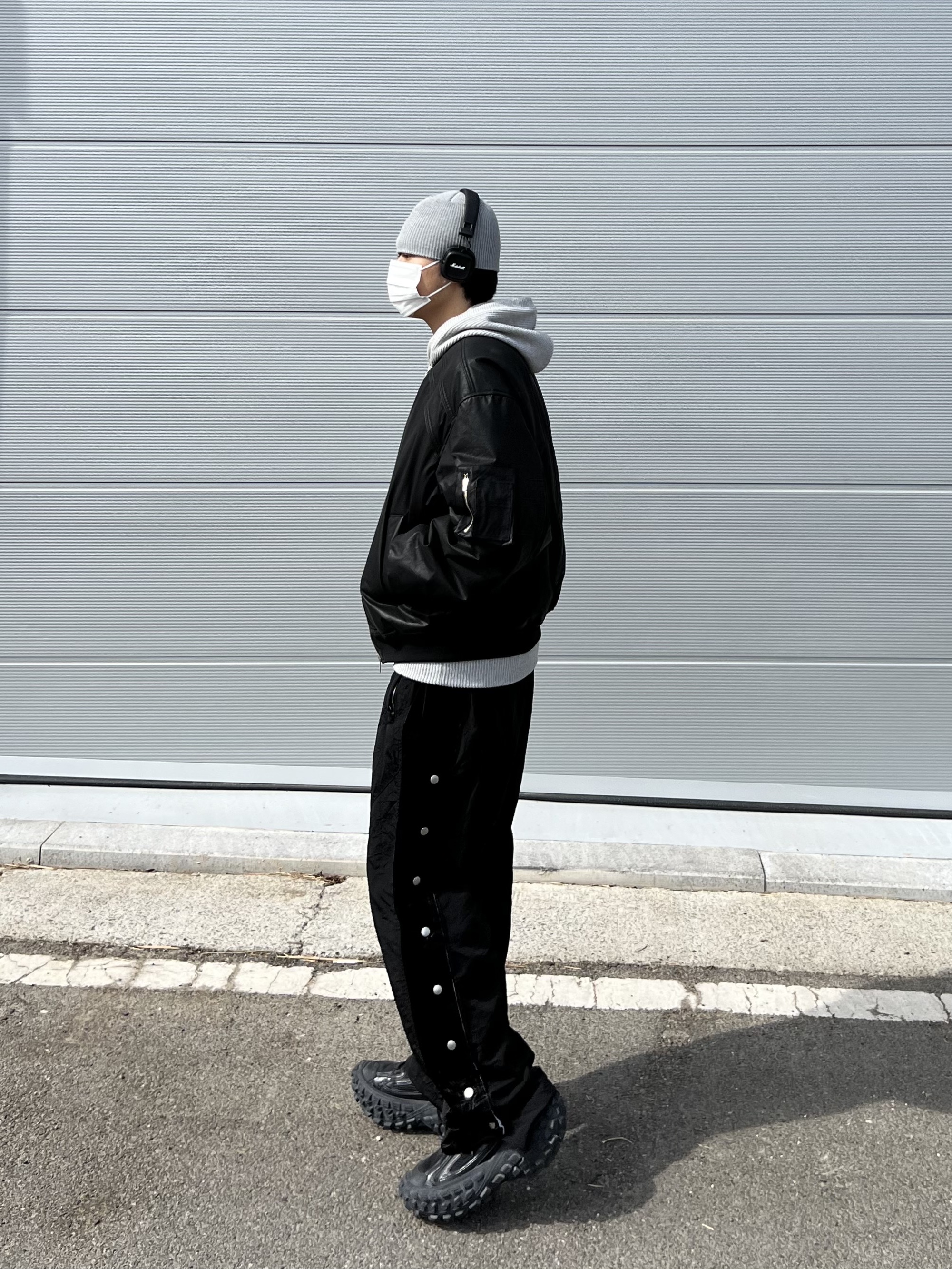 Balenciaga Defender Sneakers Black, AOP Snap Track Pants Meta Black 착용 스타일 - 4