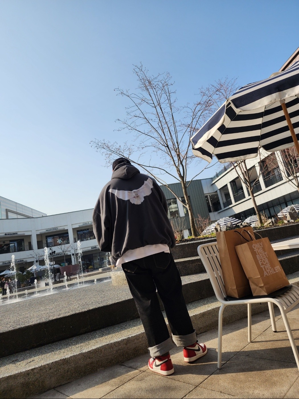 Jordan 1 Retro High OG Chicago 2022, Yeezy Gap Engineered By Balenciaga Dove Hoodie Black 착용 스타일