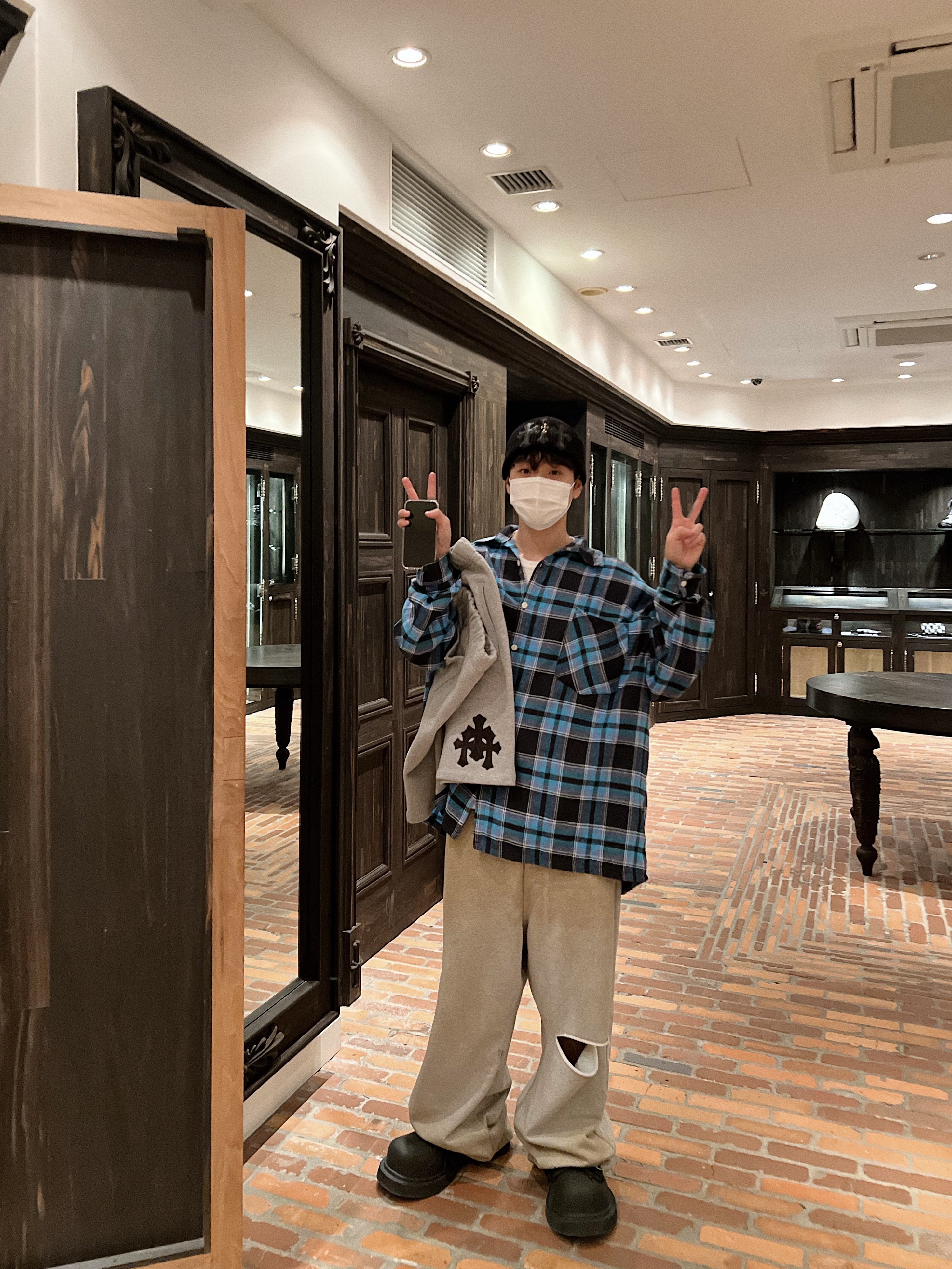 Chrome Hearts Horseshoe Beanie Black, Chrome Hearts Horseshoe Floral Heavyweight Zip-Up Hoodie Black 착용 스타일 - 4