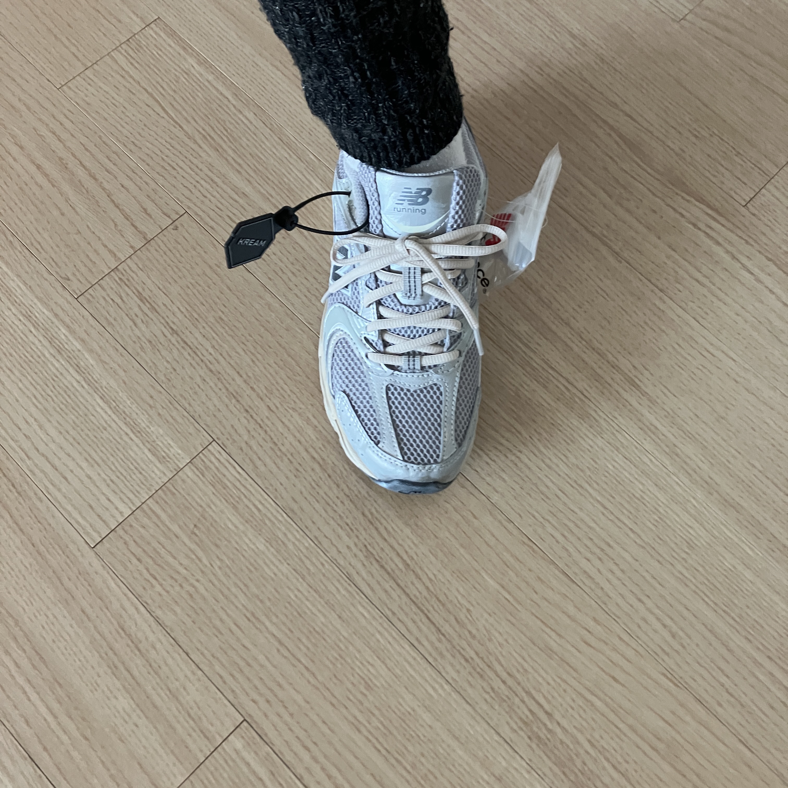 New Balance 530 Vintage Metallic Silver 착용 스타일