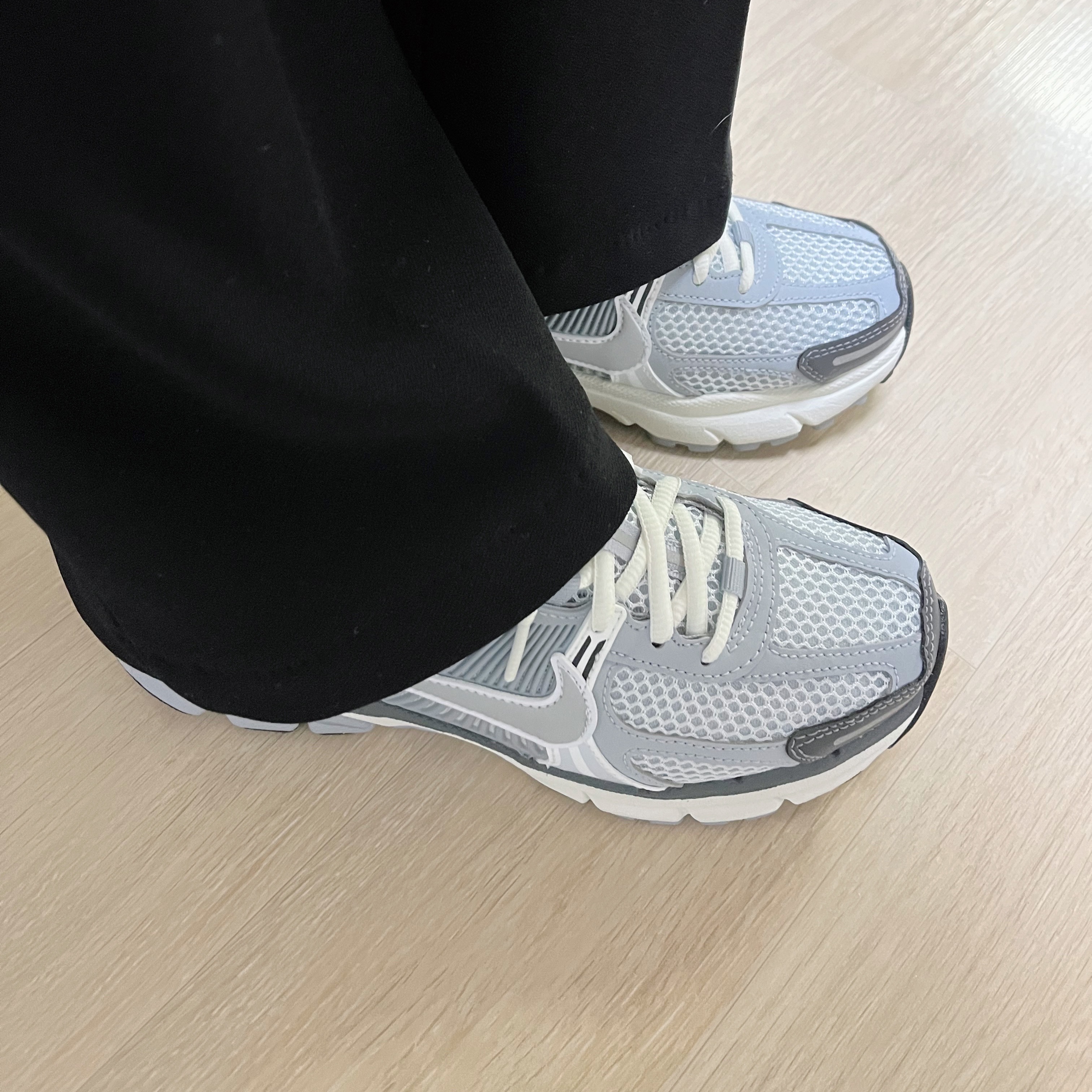 (W) Nike Zoom Vomero 5 Pure Platinum Metallic Silver 착용 스타일 - 2