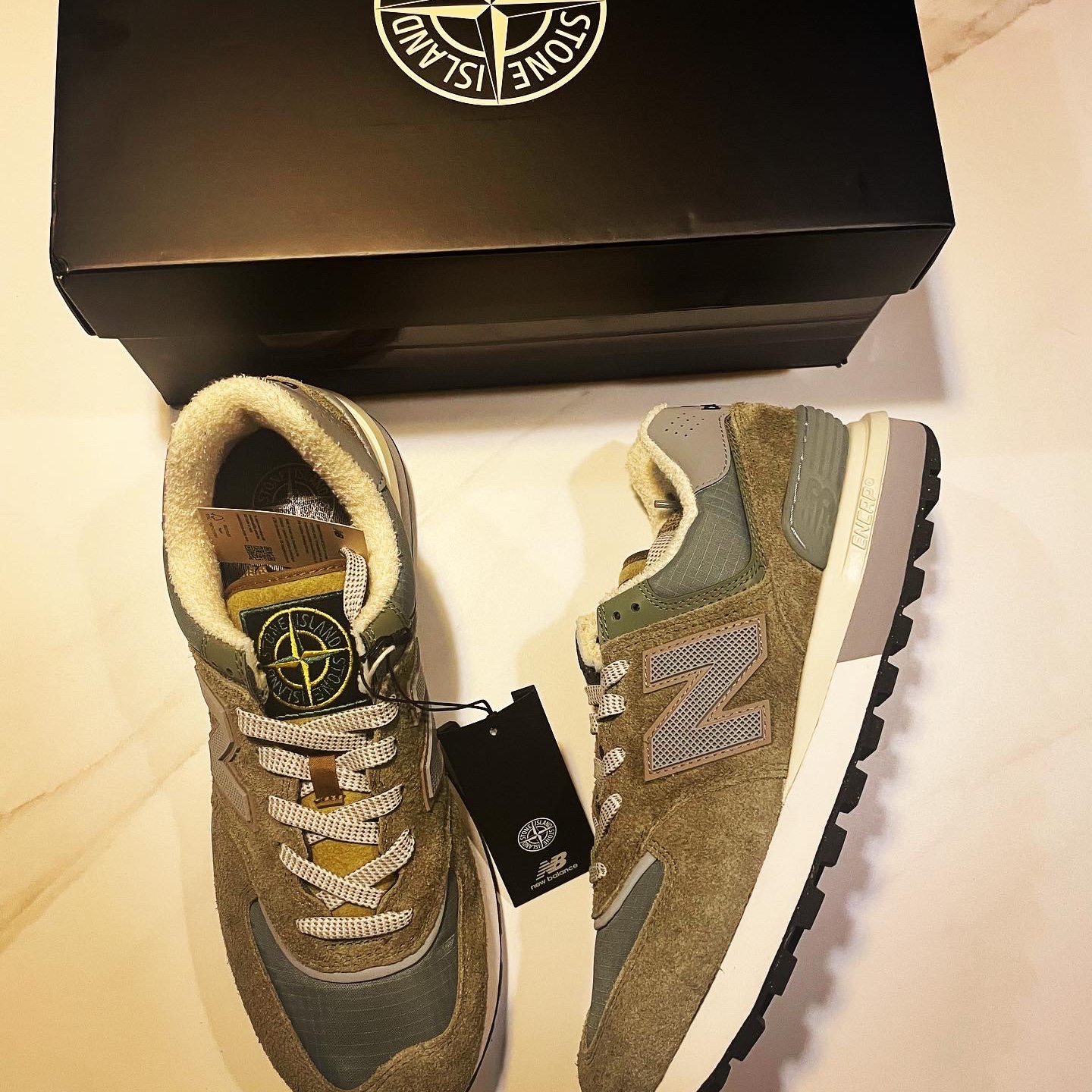 New Balance x Stone Island 574 Legacy Green 착용 스타일 - 1
