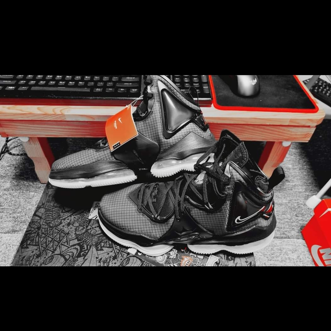 Nike LeBron XIX Black Green Glow 착용 스타일 - 1