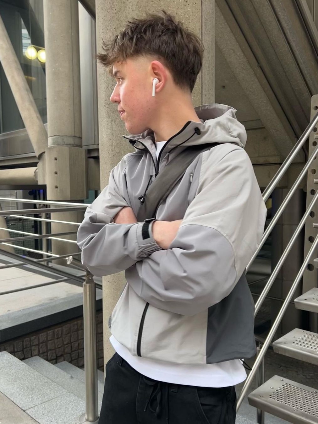 Art Of Field Three Colourway Flap Jacket Light Gray, Apple AirPods Pro with MagSafe Charging Case (Korean Ver.) 착용 스타일 - 1