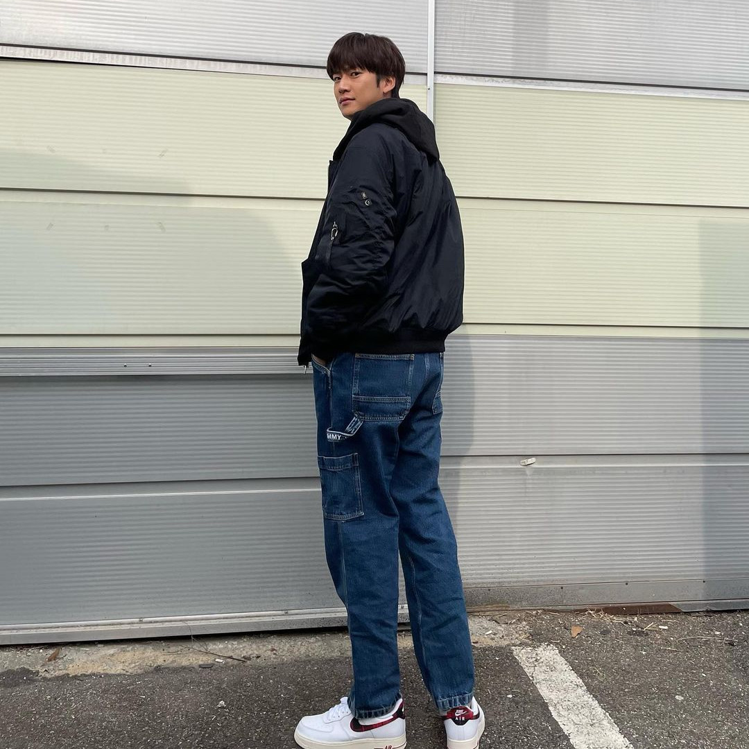 Nike Air Force 1 Low University Red Stadium Green 착용 스타일 - 2