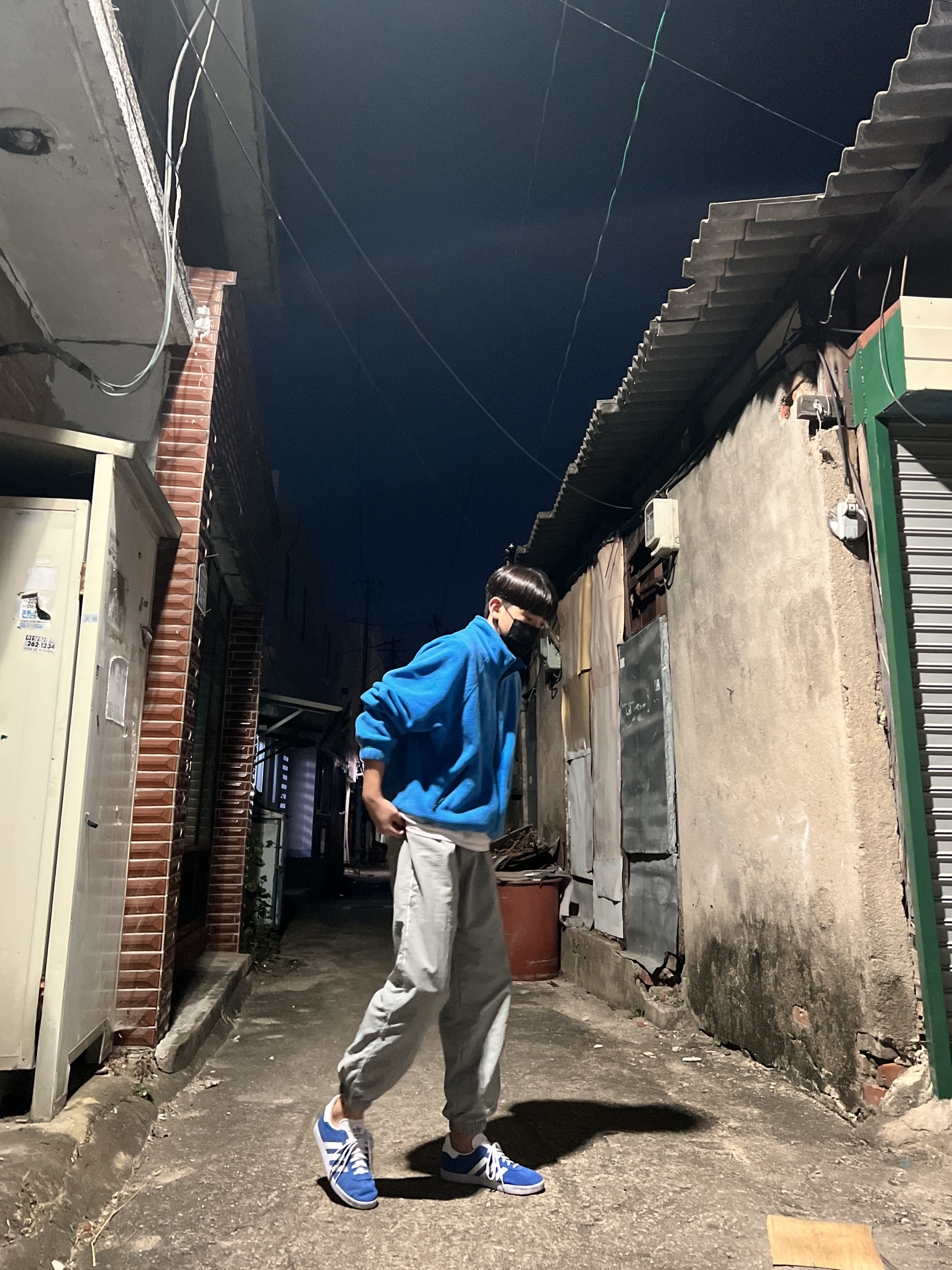 Adidas Gazelle Blue 착용 스타일 - 2