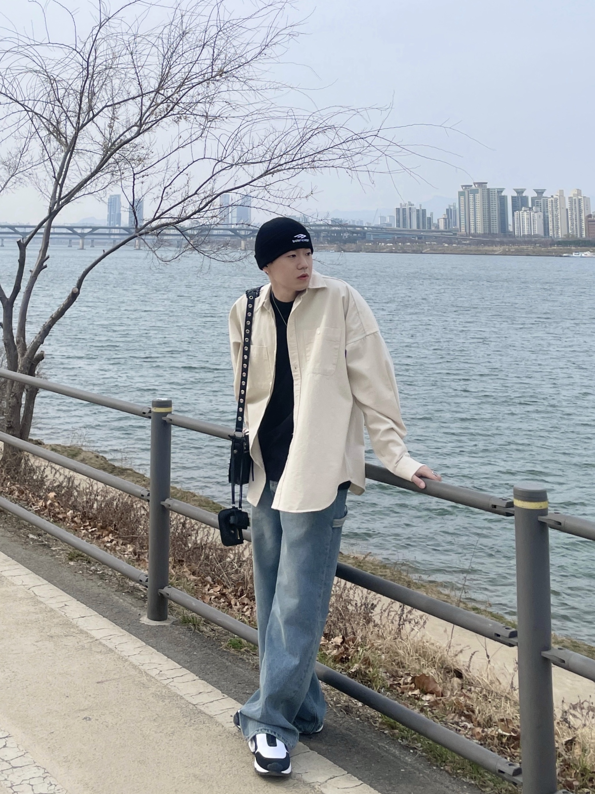 Nike x Comme des Garcons Homme Plus Air Max Sunder SP White Black, Balenciaga Crocodile Embossed Le Cagole XS Shoulder Bag Black 착용 스타일 - 4