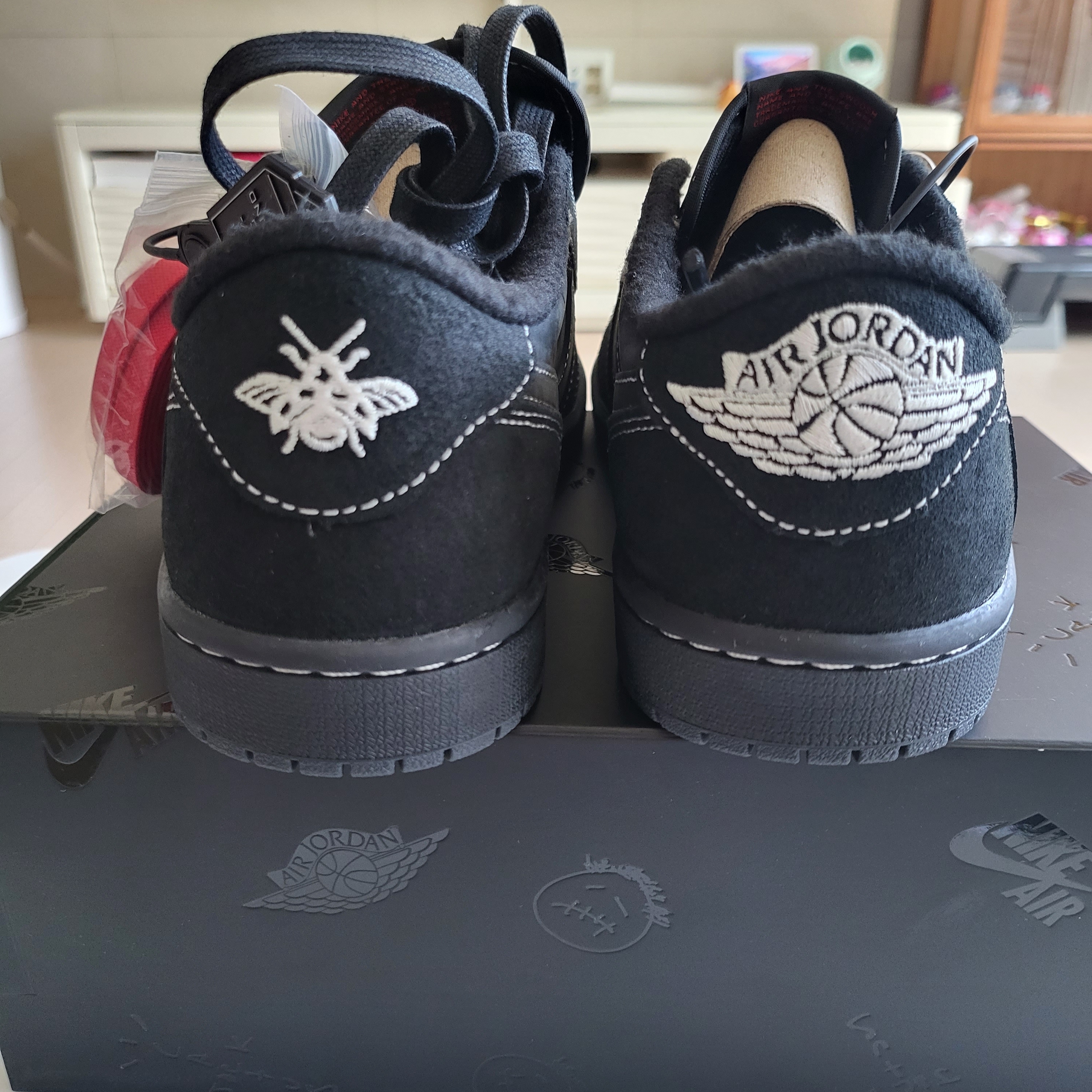 Jordan 1 x Travis Scott Retro Low OG SP Black Phantom 착용 스타일 - 3