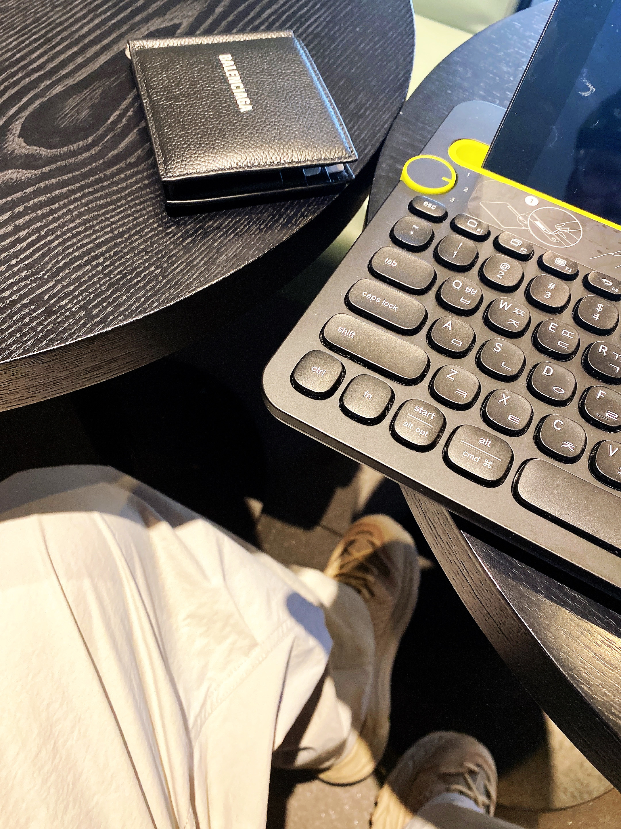 Hoka Tor Ultra High Simply Taupe, Balenciaga Grained Calfskin Cash Bi-Fold Card Holder with Bill Clip Black White 착용 스타일
