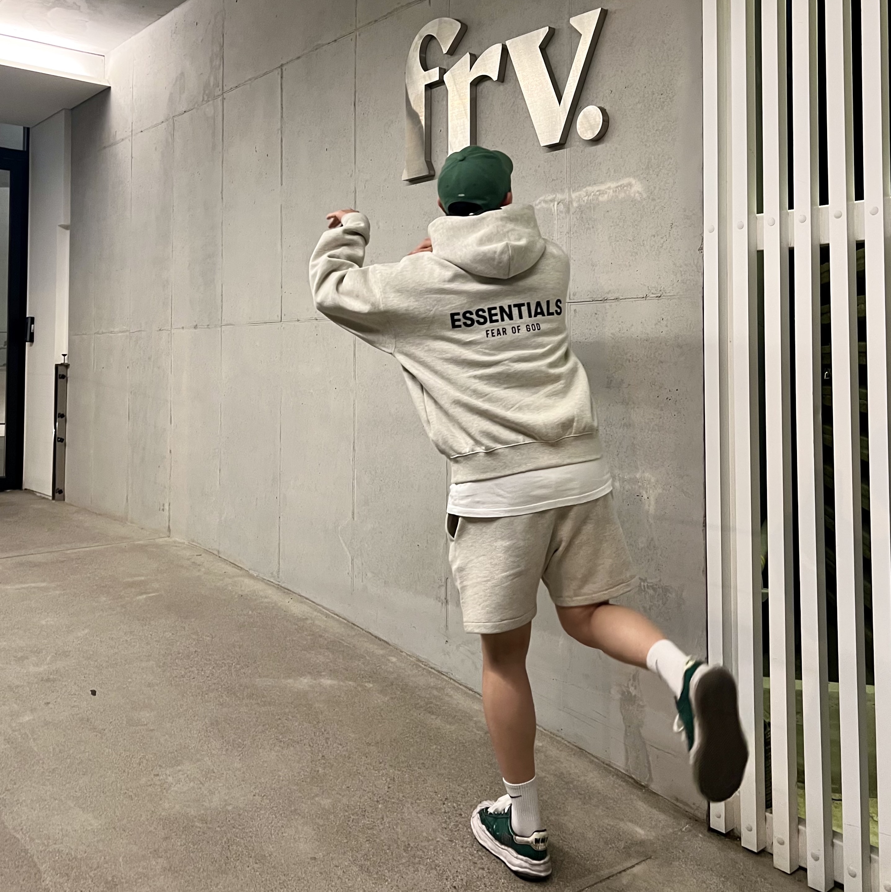 Essentials The Core Collection Hoodie Light Oatmeal, Essentials The Core Collection Sweatshorts Light Oatmeal 착용 스타일