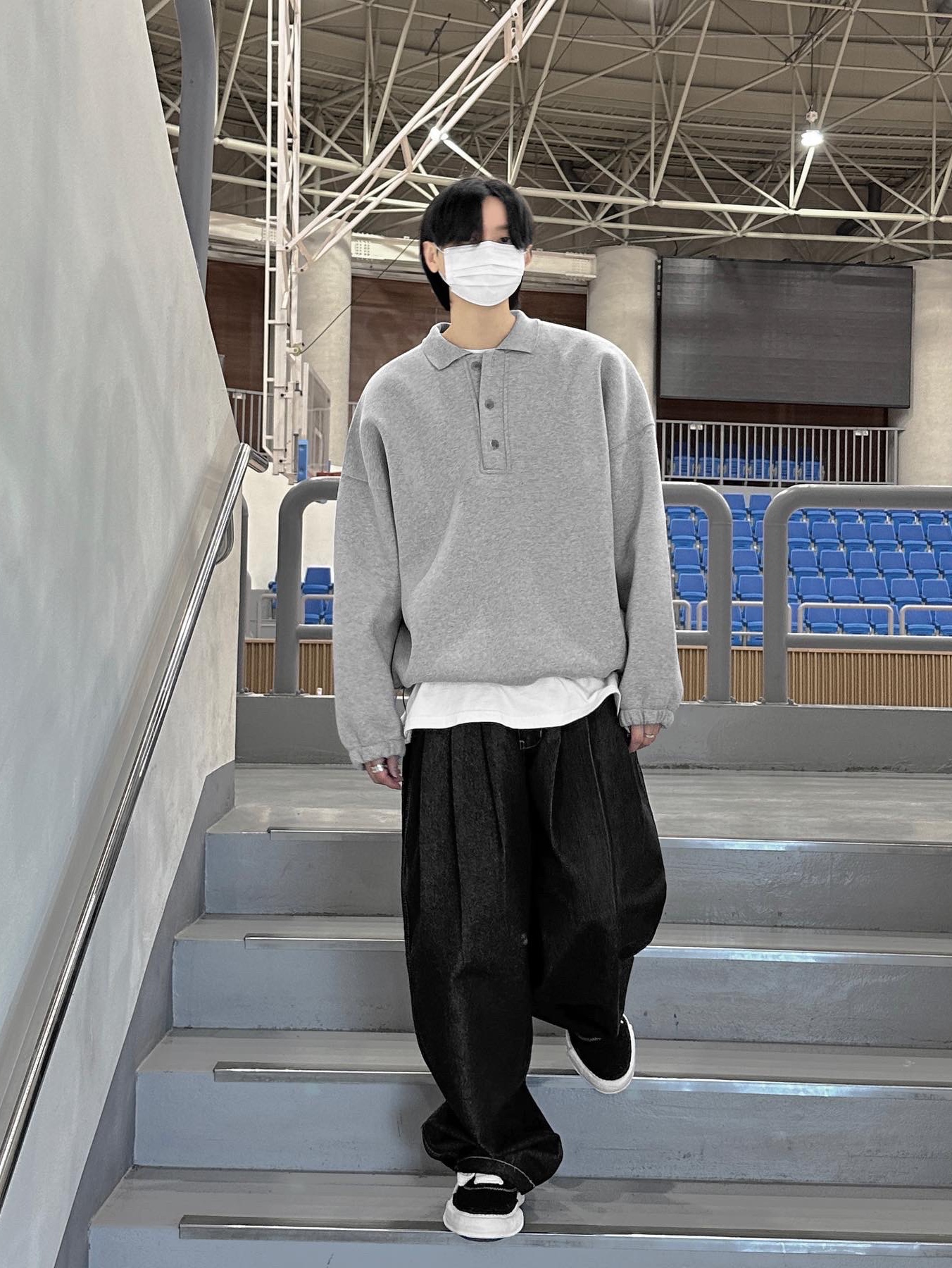 Maison Mihara Yasuhiro Baker OG Sole Canvas Low Cut Sneakers Black 착용 스타일 - 3