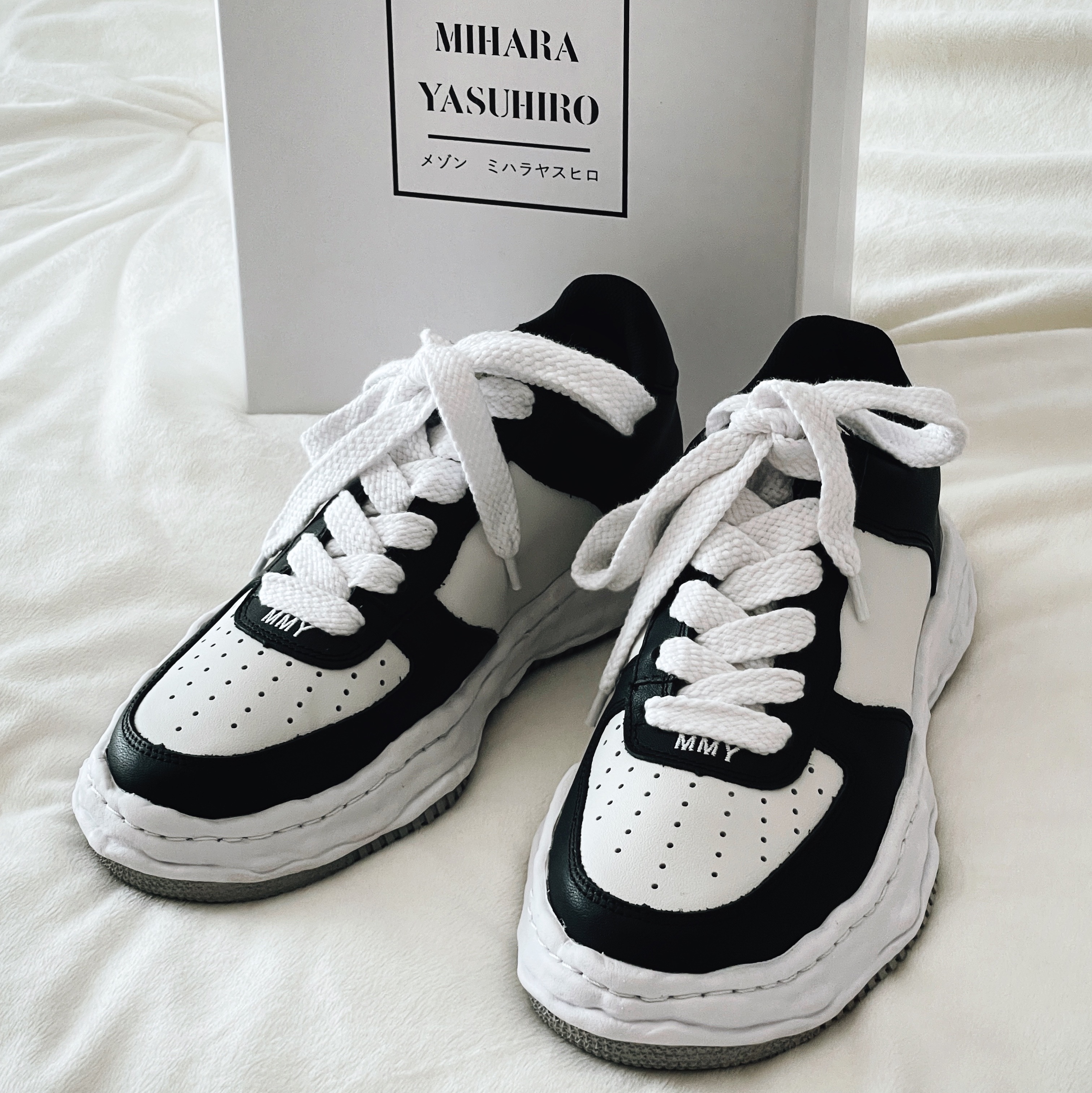 Maison Mihara Yasuhiro Wayne OG Sole Leather Low-top Sneakers Black White 착용 스타일