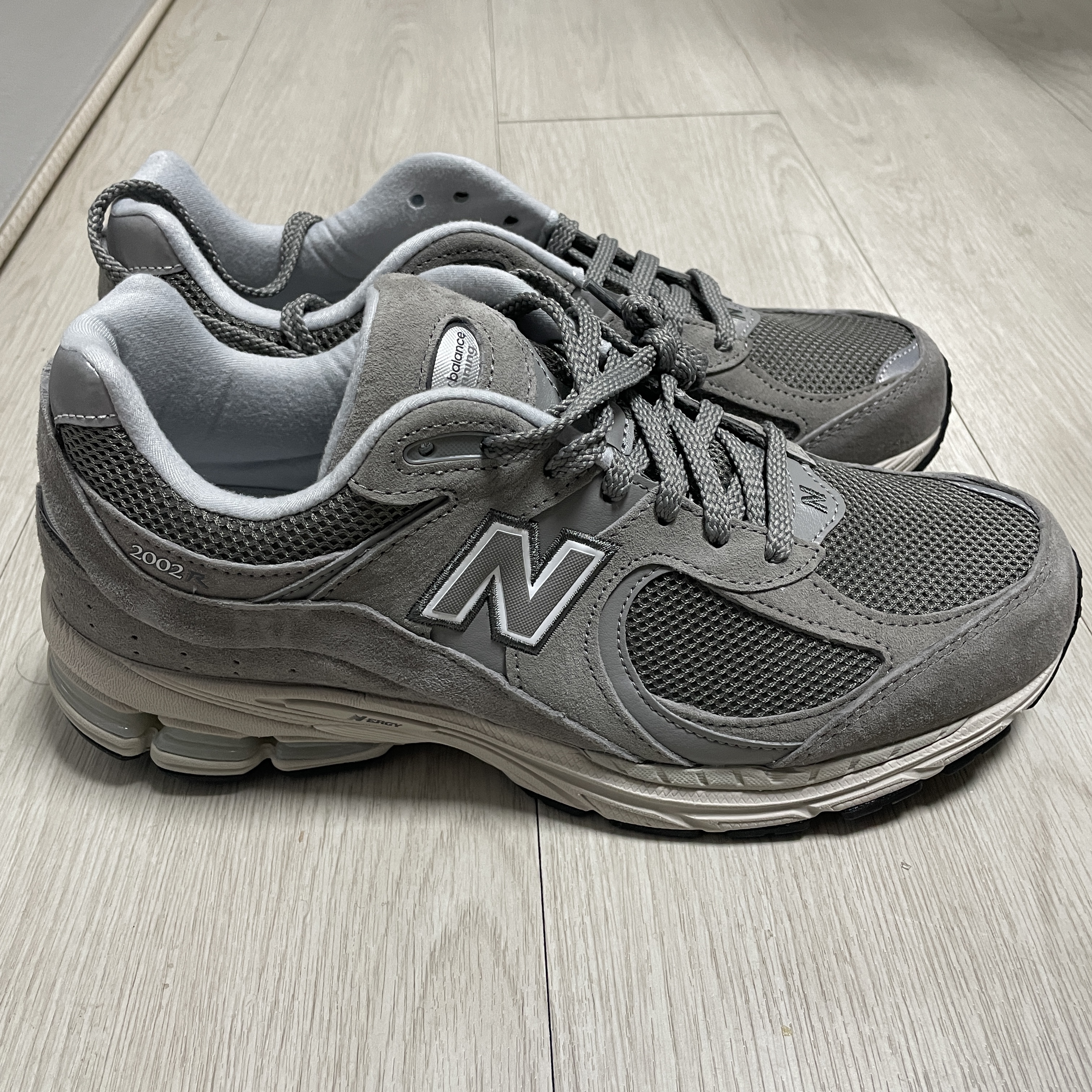 New Balance 2002R Grey 착용 스타일 - 3