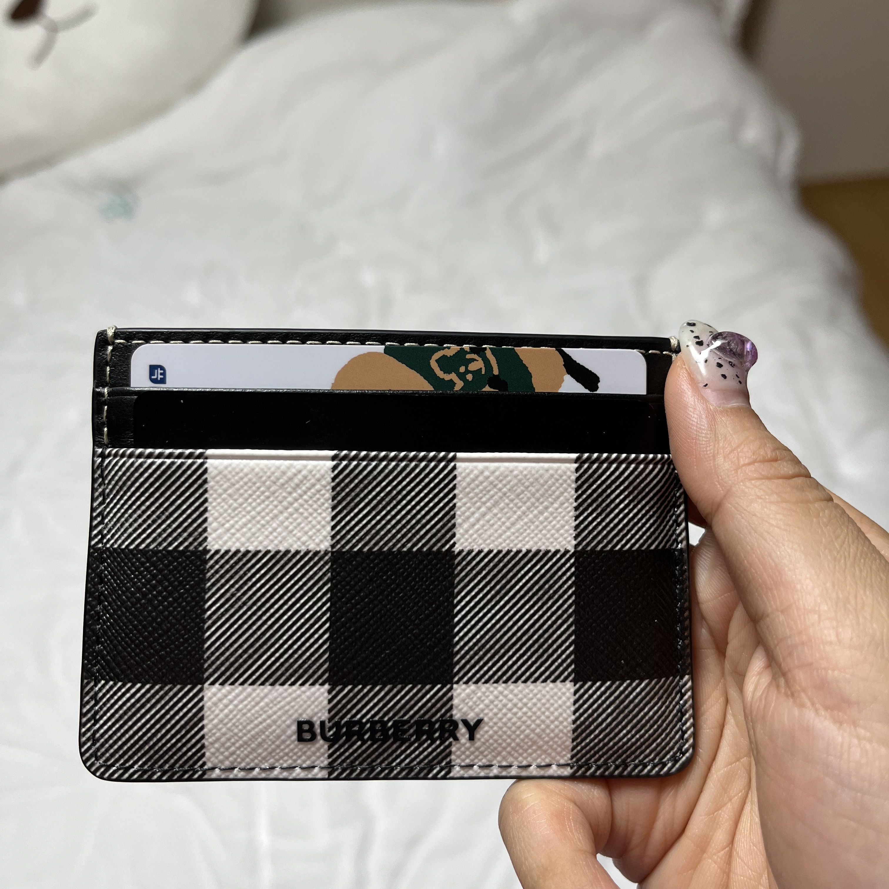 Burberry Exaggerated Check and Leather Card Case Dark Birch Brown 착용 스타일