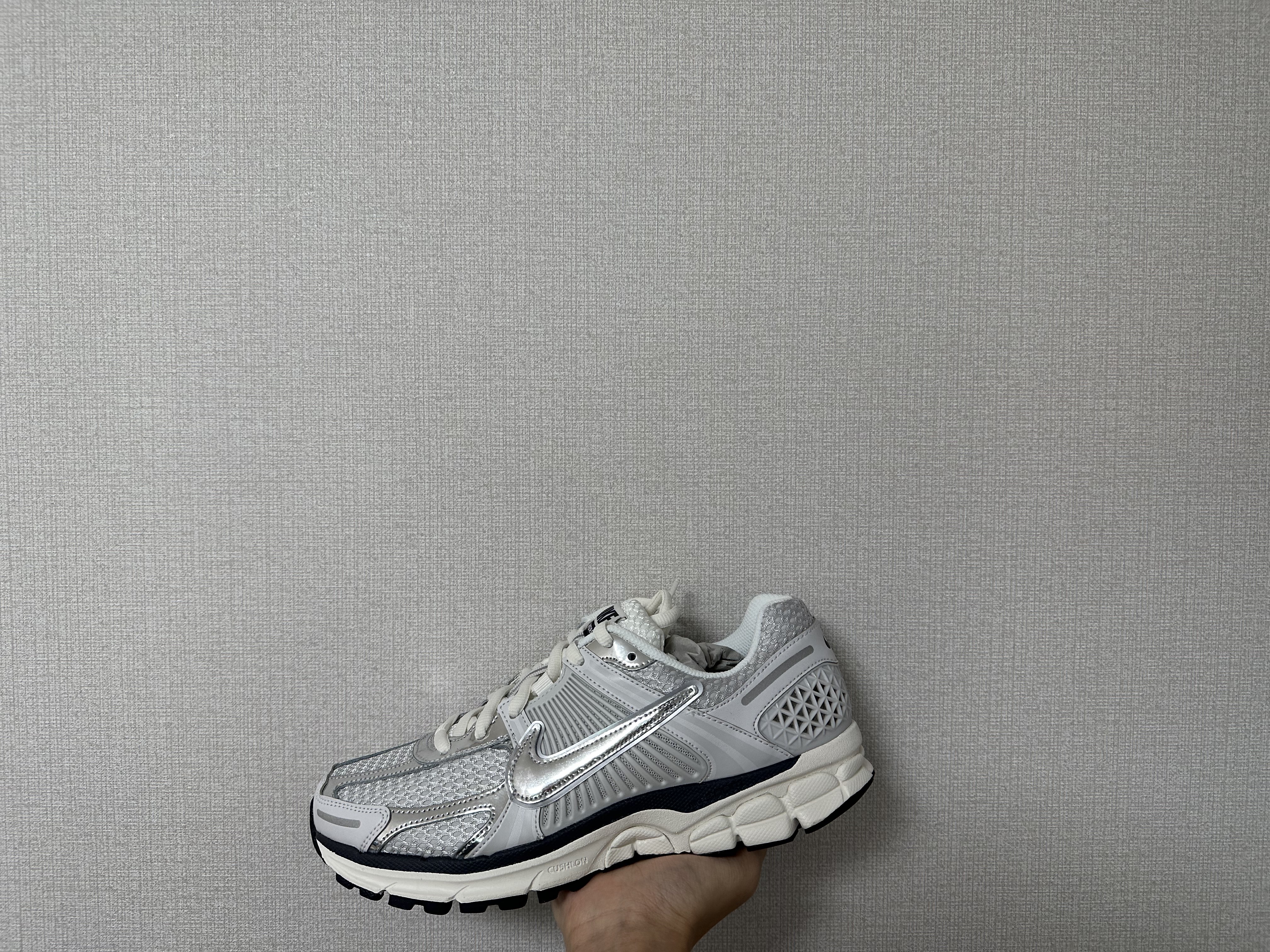 (W) Nike Zoom Vomero 5 Photon Dust and Metallic Silver, Nike Zoom Vomero 5 PRM Light Iron Ore and Flat Fewter 착용 스타일 - 3