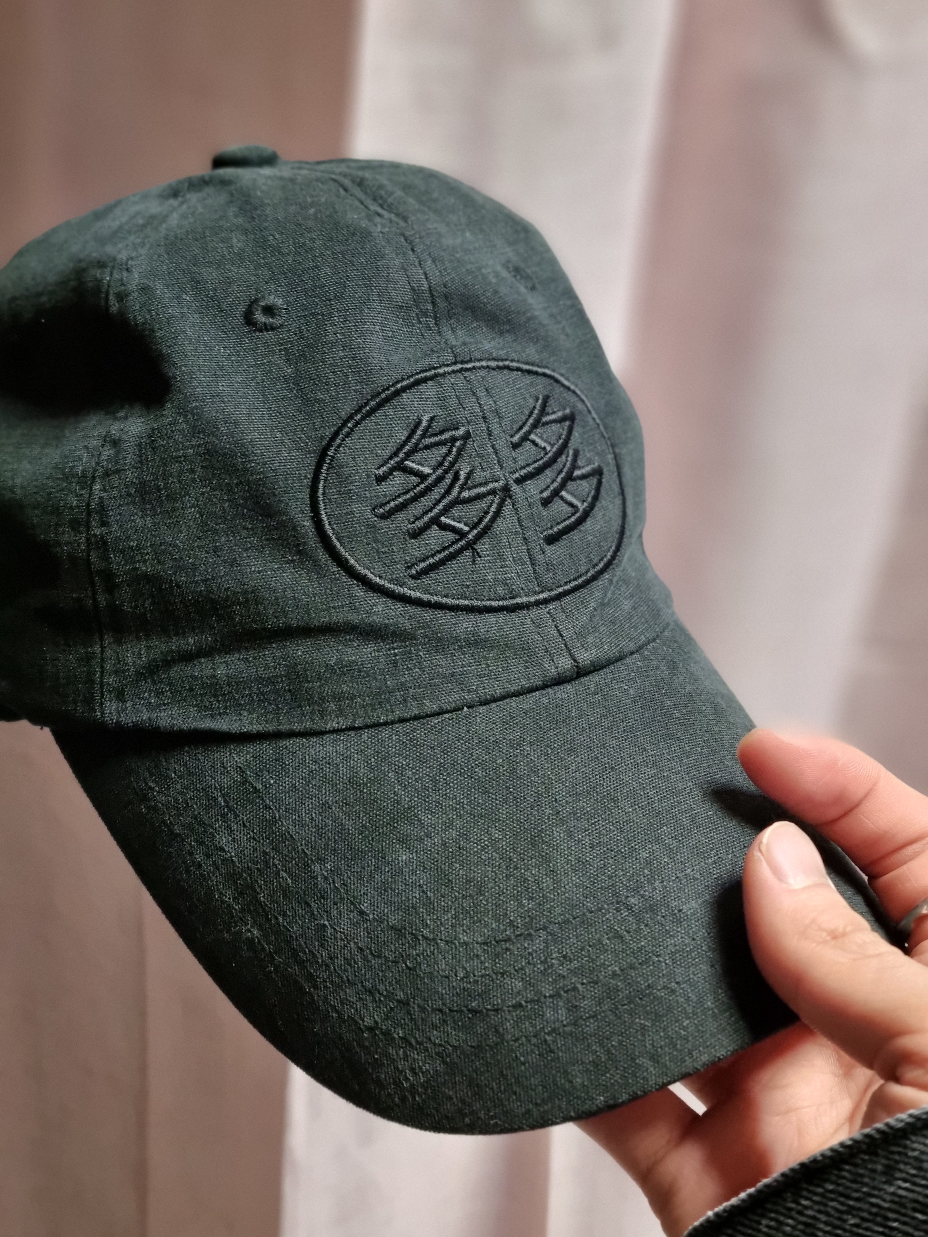 Dada Logo Cap Black 착용 스타일