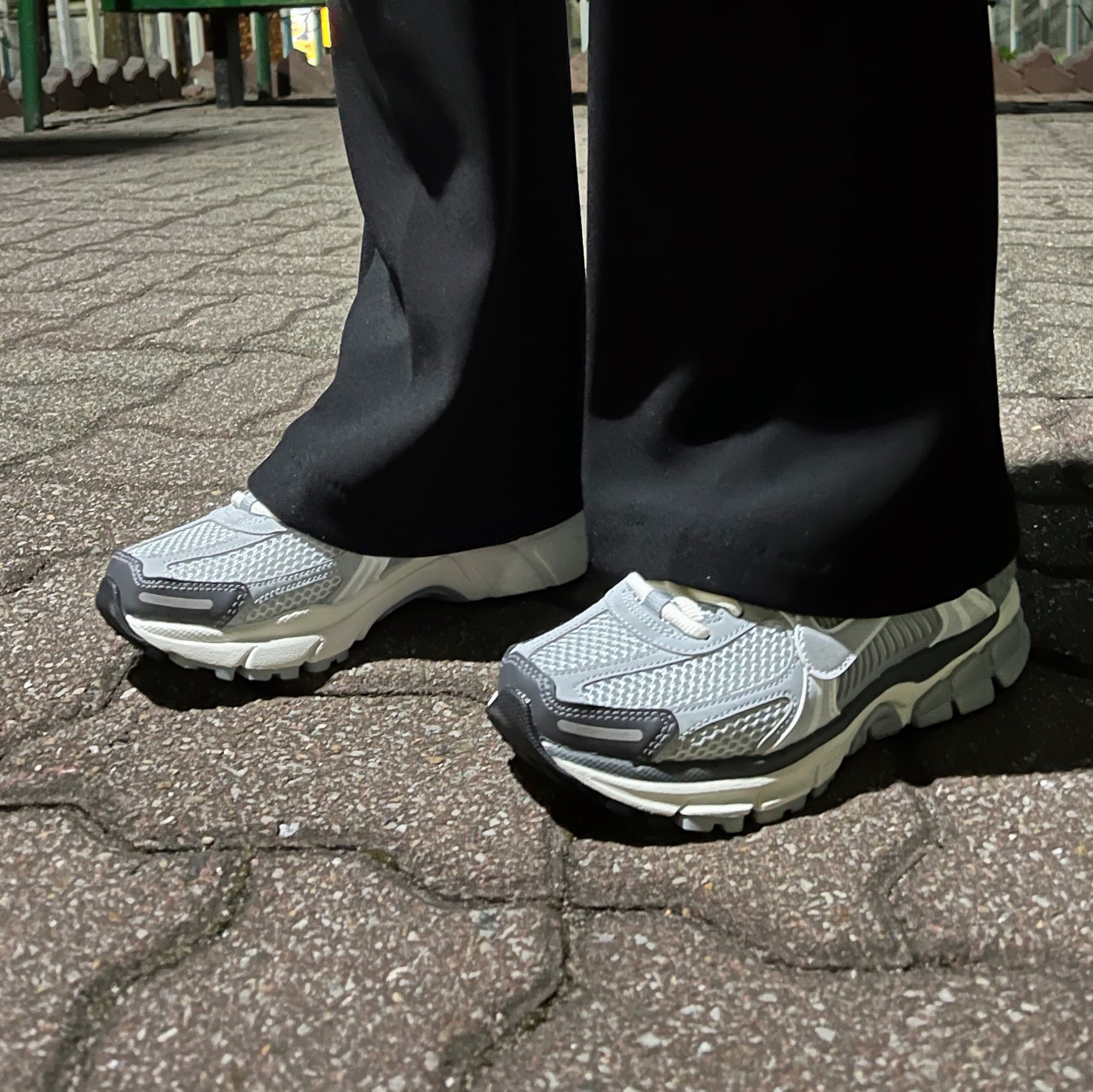 (W) Nike Zoom Vomero 5 Pure Platinum Metallic Silver 착용 스타일 - 1