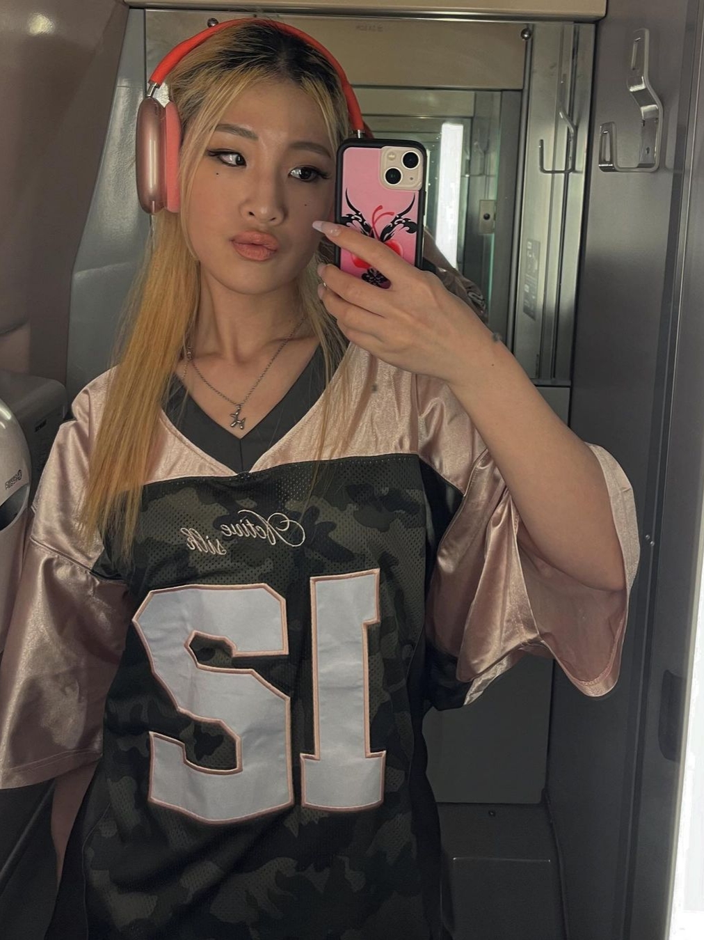 2000Archives Football T-Shirt Coral Camo 착용 스타일