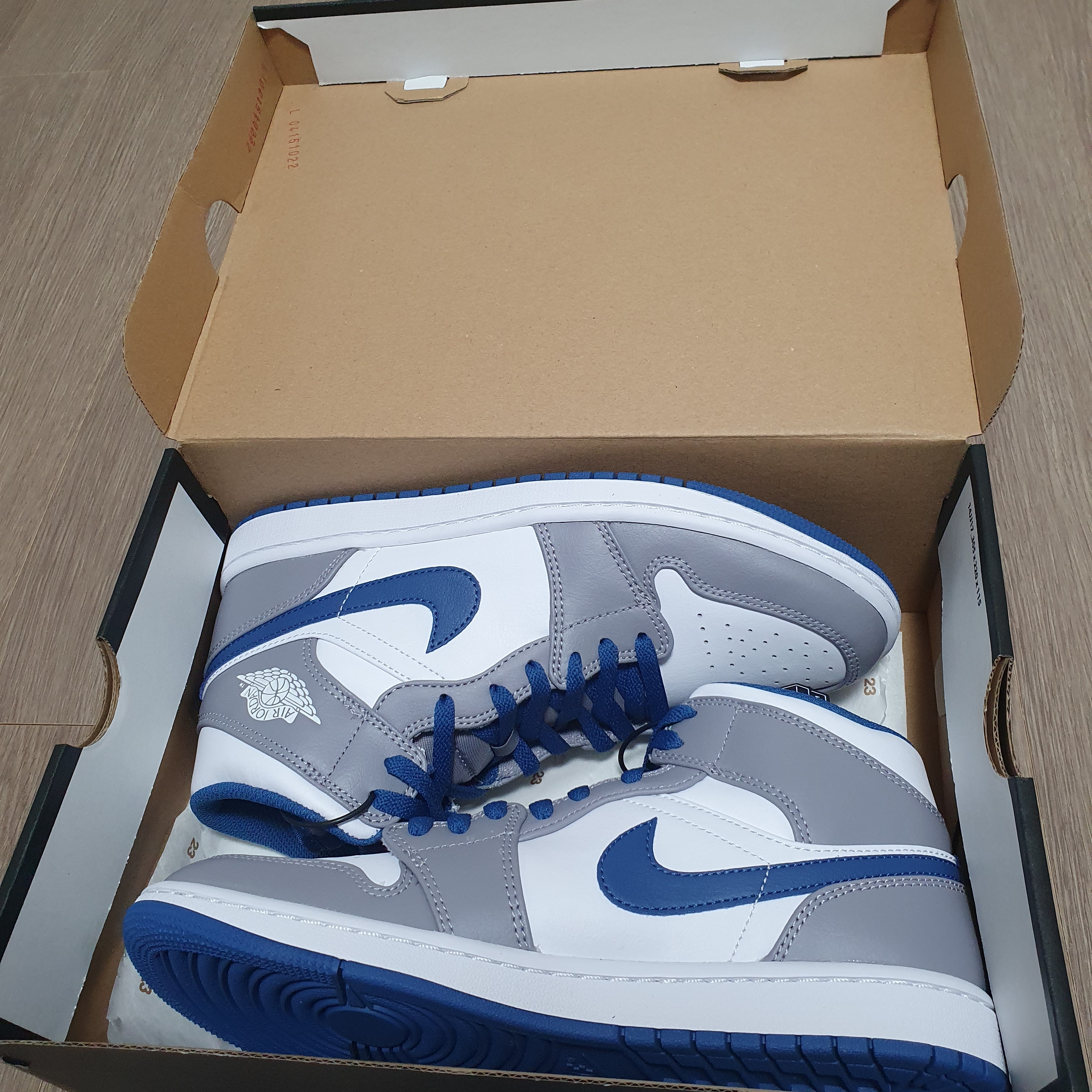 Jordan 1 Mid Cement Grey True Blue 착용 스타일