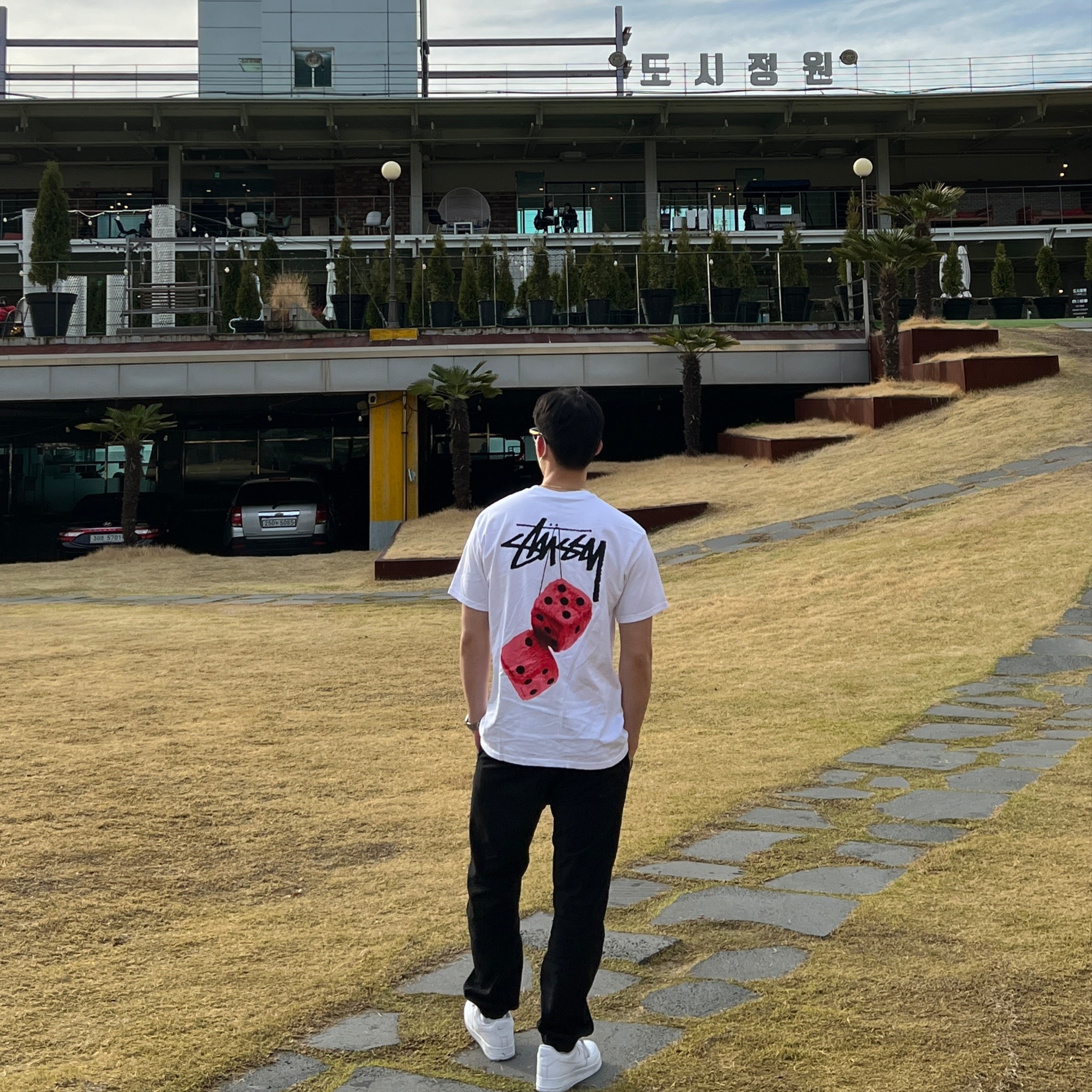 Stussy Fuzzy Dice T-Shirt White, Nike Air Force 1 '07 Low White 착용 스타일