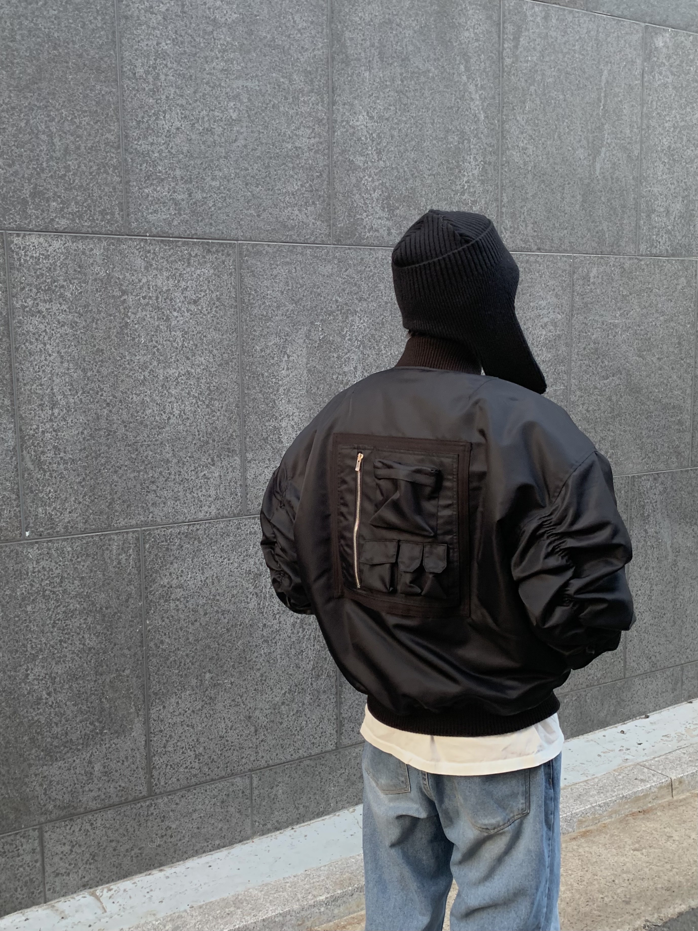 [KREAM 단독] STU Ear Flap Beenie Black, [KREAM 단독] STU Overfit Back Pocket Bomber Black 착용 스타일 - 2