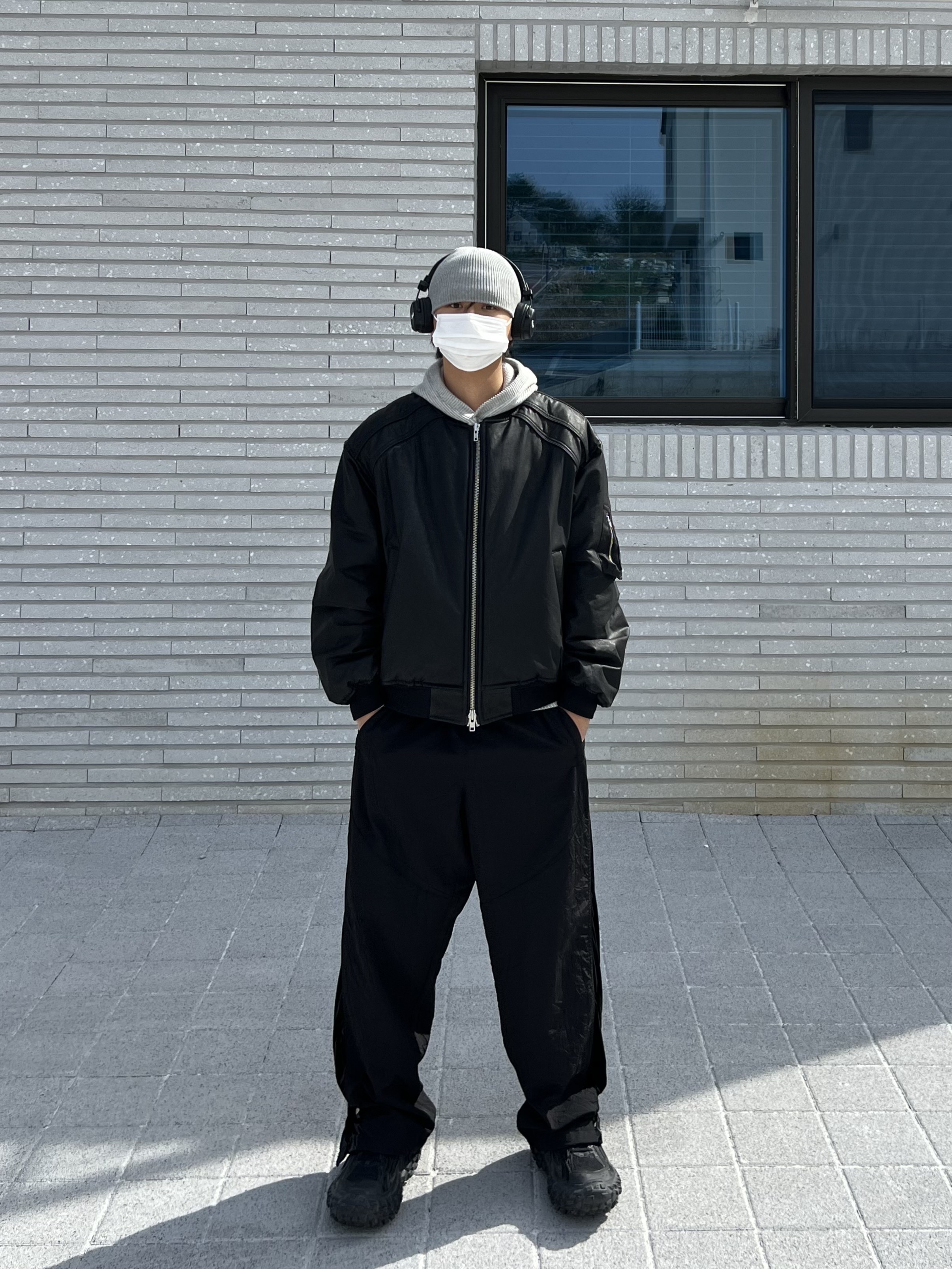 Balenciaga Defender Sneakers Black, AOP Snap Track Pants Meta Black 착용 스타일 - 3
