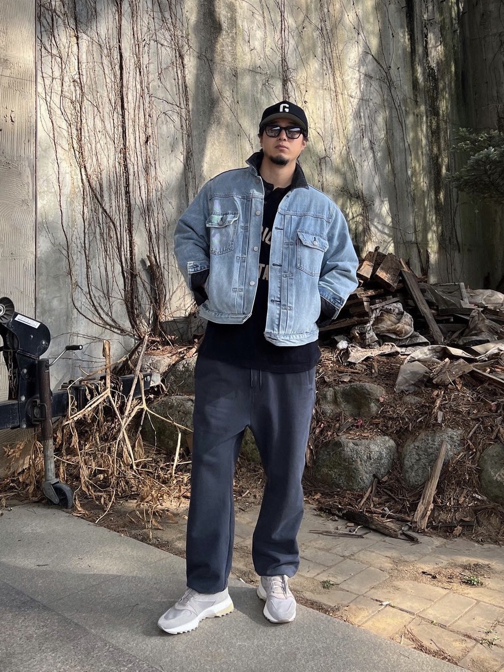 Stussy x Levi's Embossed Trucker Jacket Indigo, Fear of God Vintage Runner Tortora 착용 스타일