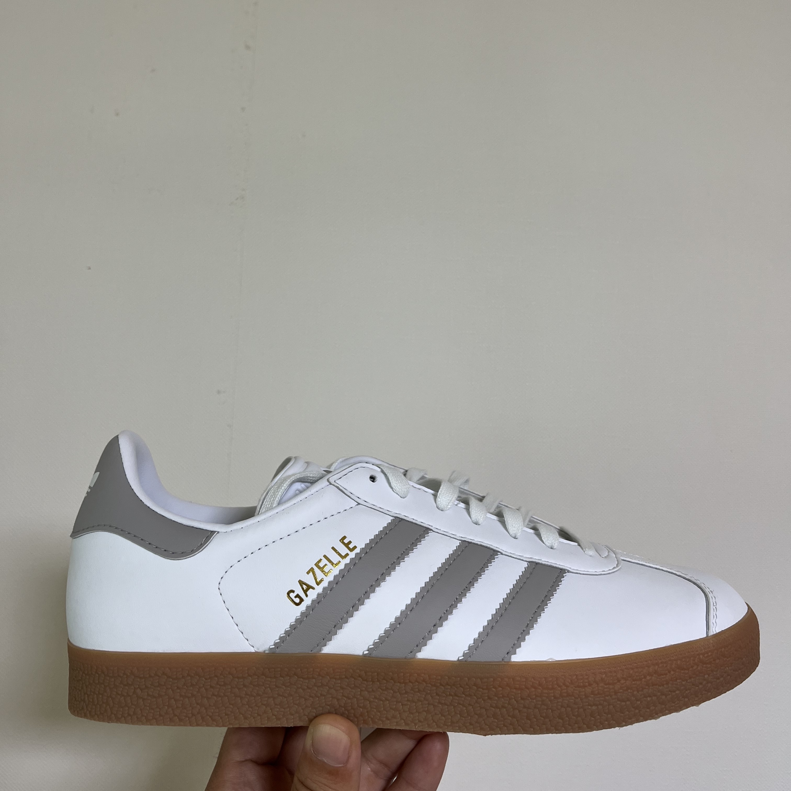 Adidas Gazelle White Grey 착용 스타일 - 1